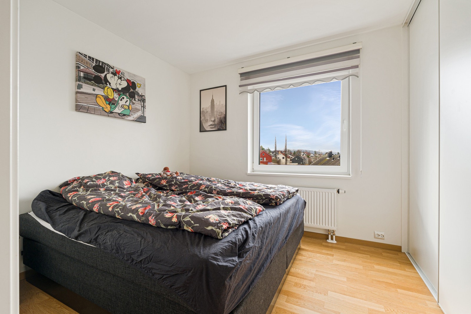 Romslig hovedsoverom på 10 m² med plass til dobbeltseng. Galleribilde