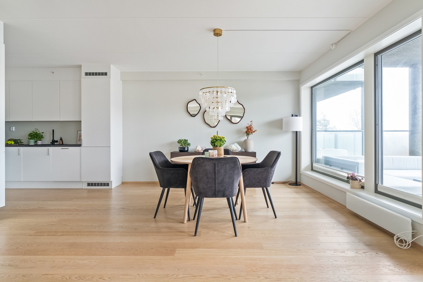 Spisestuen i forkant av kjøkkenet innbyr til hyggelige måltider med familie og venner! Galleribilde