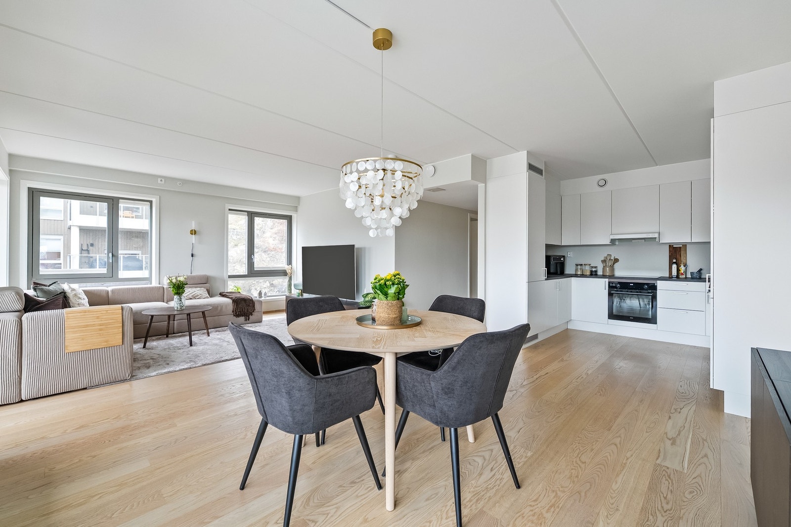 Lys, luftig og åpen planløsning. Galleribilde