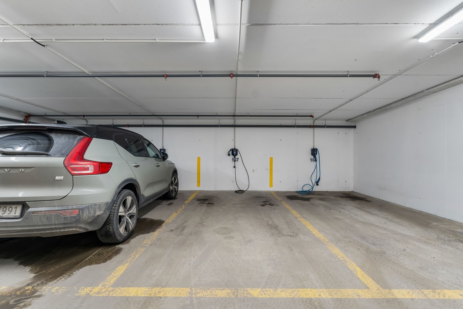 Leiligheten disponerer én fast biloppstillingsplass i felles garasjeanlegg i kjeller (plass nr. 167). Det er installert elbillader. Galleribilde
