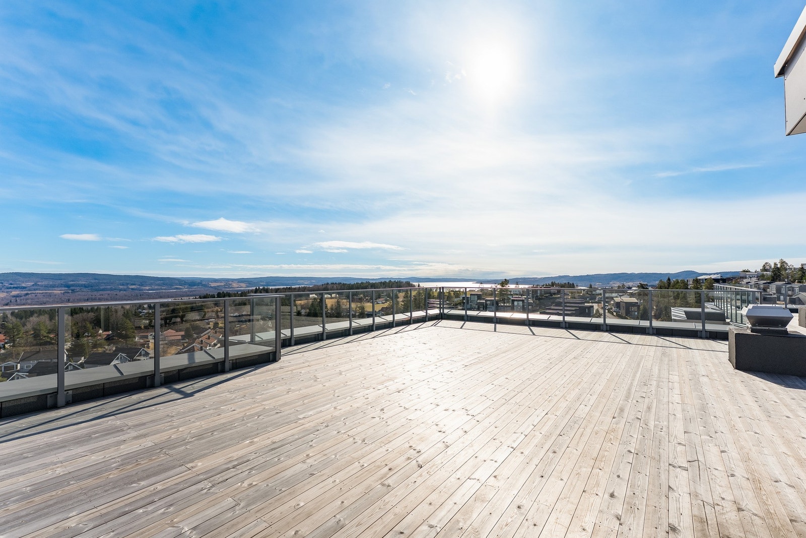 Stor felles takterrasse, til fri benyttelse for sameiets beboere. Galleribilde