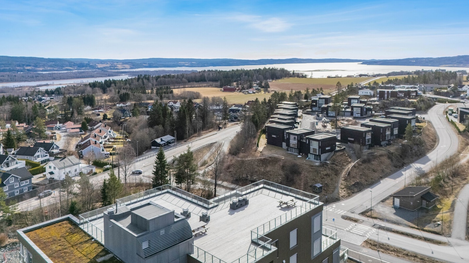 Dronebilde over blokken som viser den store felles takterrassen. Galleribilde
