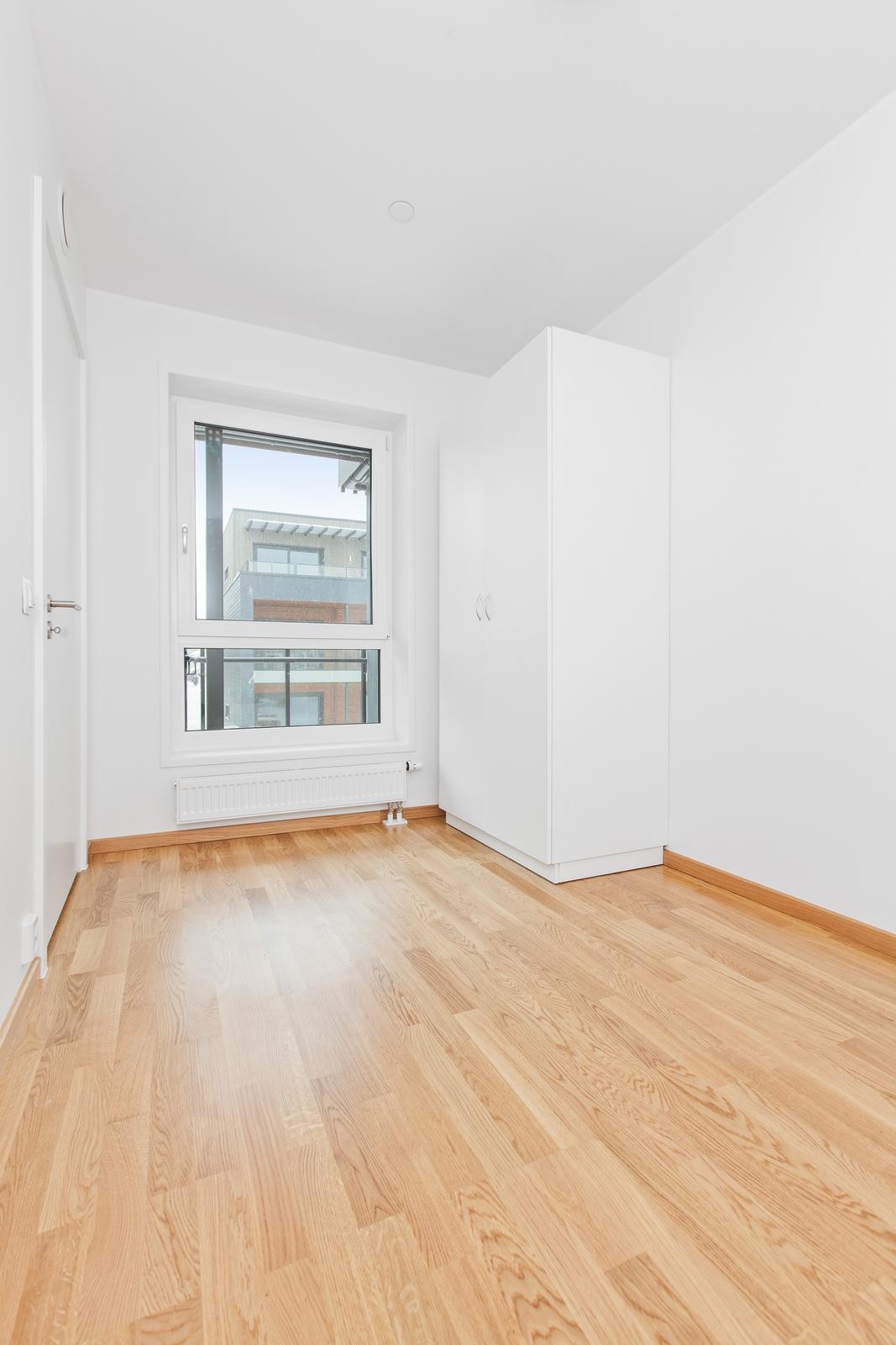 Leiligheten har ett romslig soverom, som er innredet med garderobeskap. Galleribilde