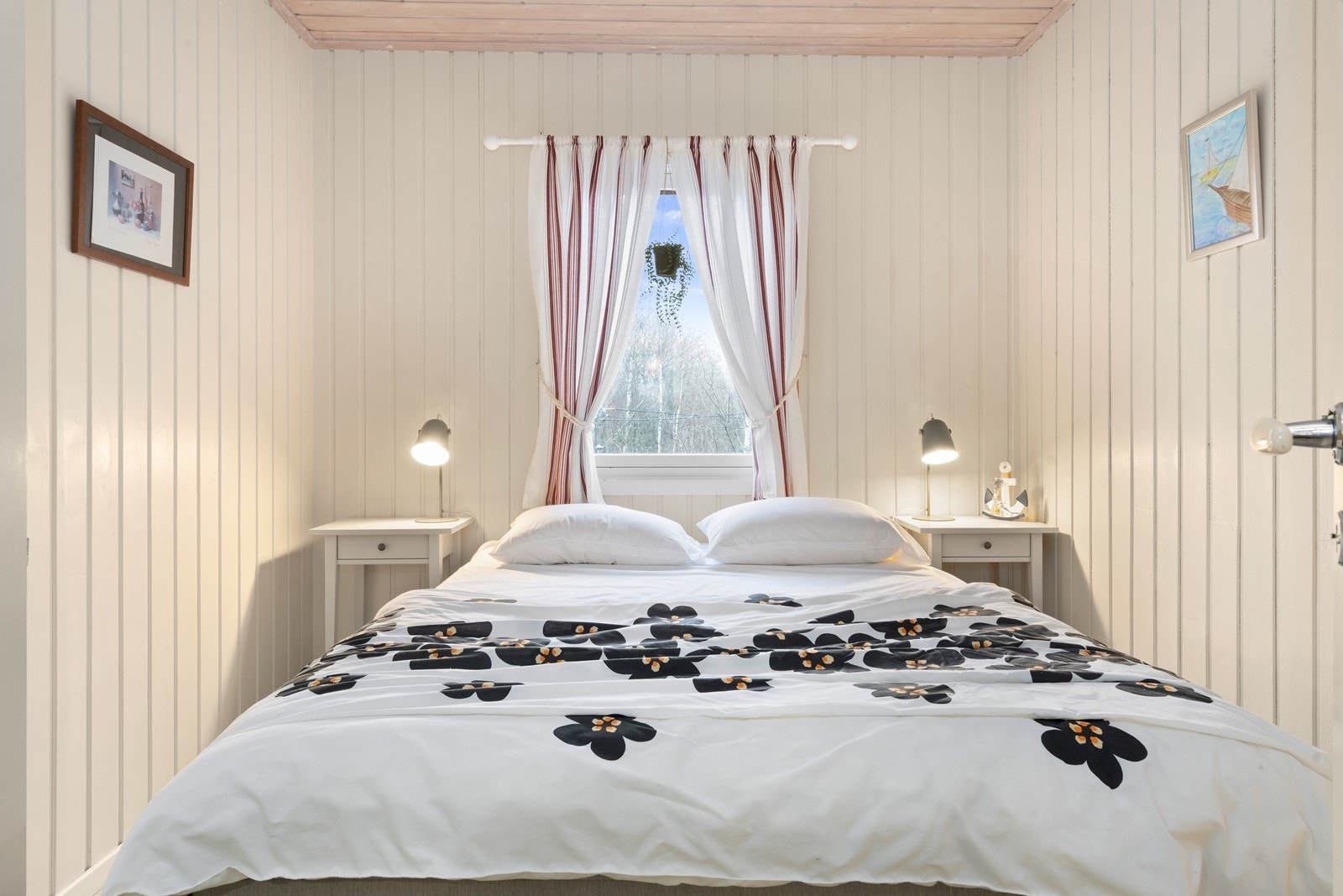 Hovedsoverom med plass til dobbeltseng Galleribilde