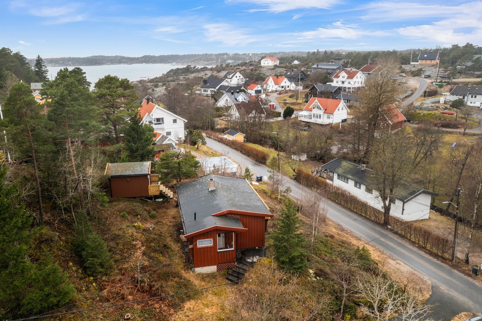 Hytta ligger fint til med gode solforhold Galleribilde
