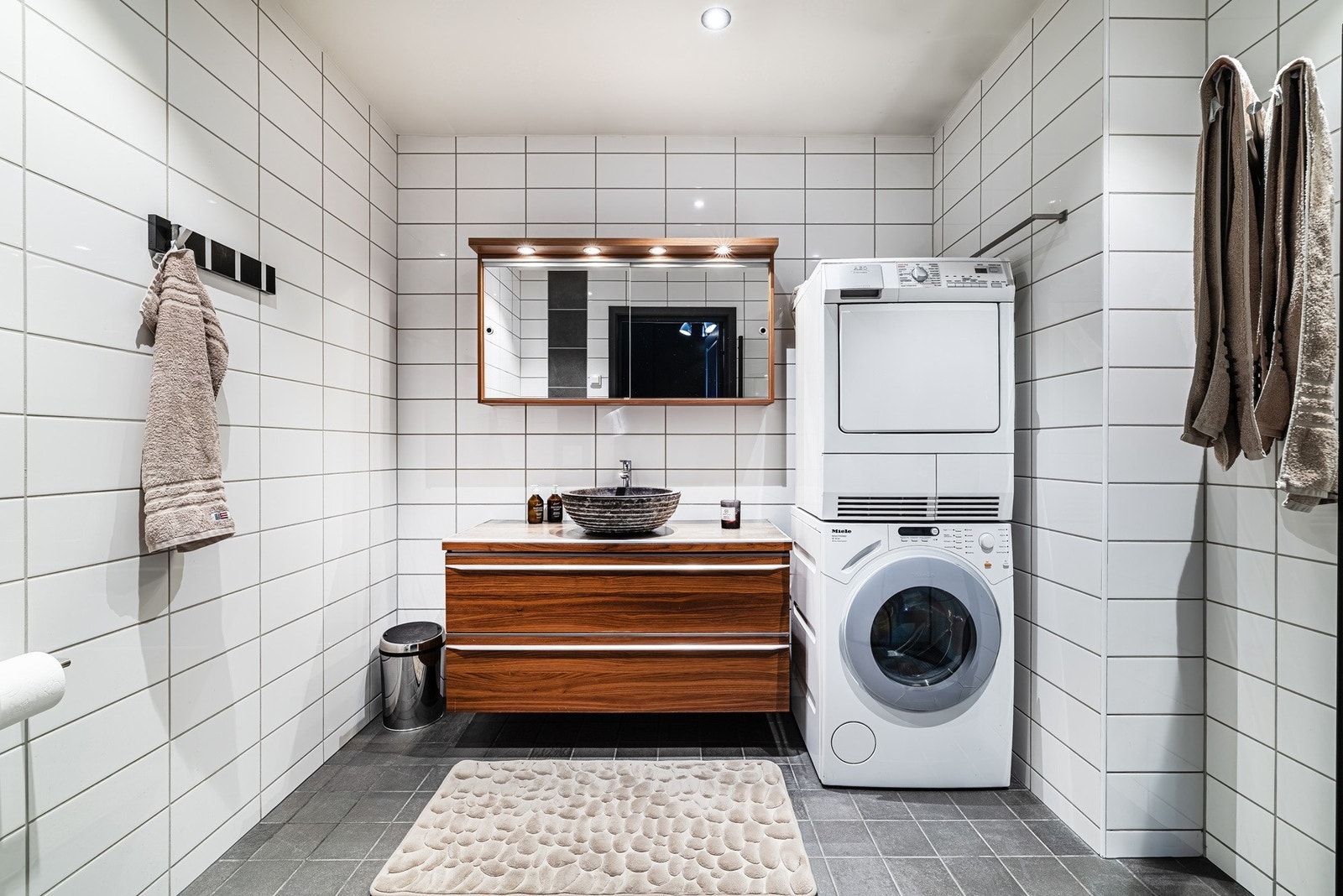 Bad nr 1: Romslig baderom med opplegg for vaskemaskin. Galleribilde