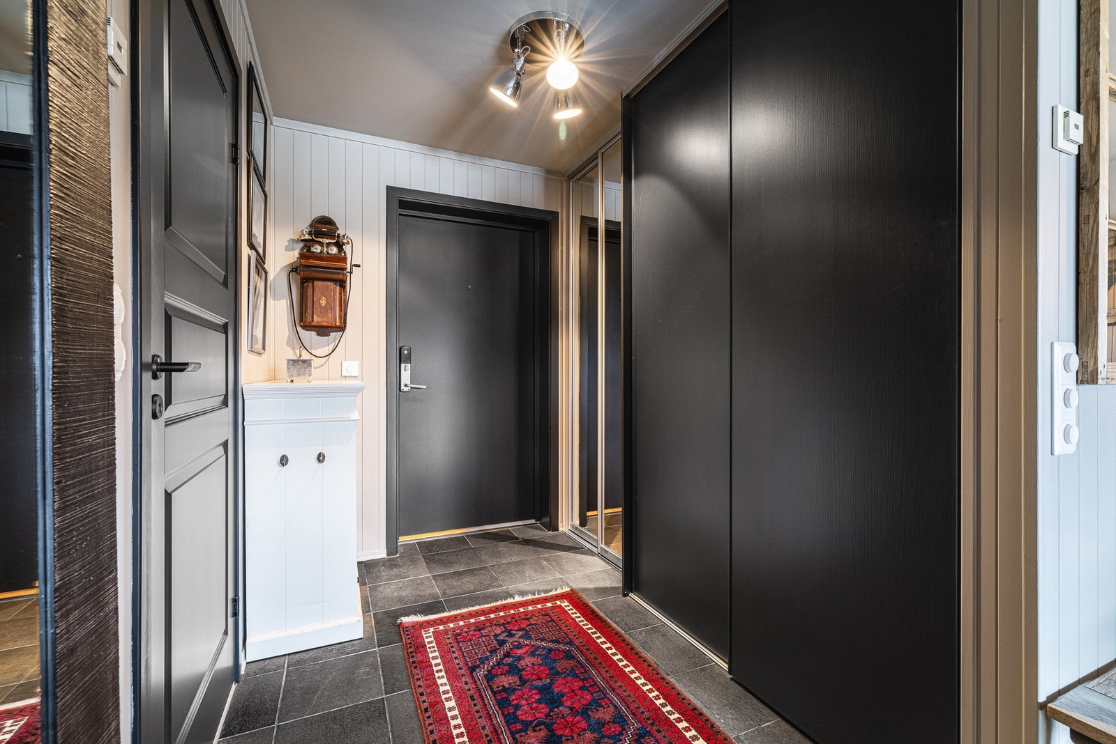 Praktisk skyvedørsdgarderobe. Varme i gulvene. Galleribilde
