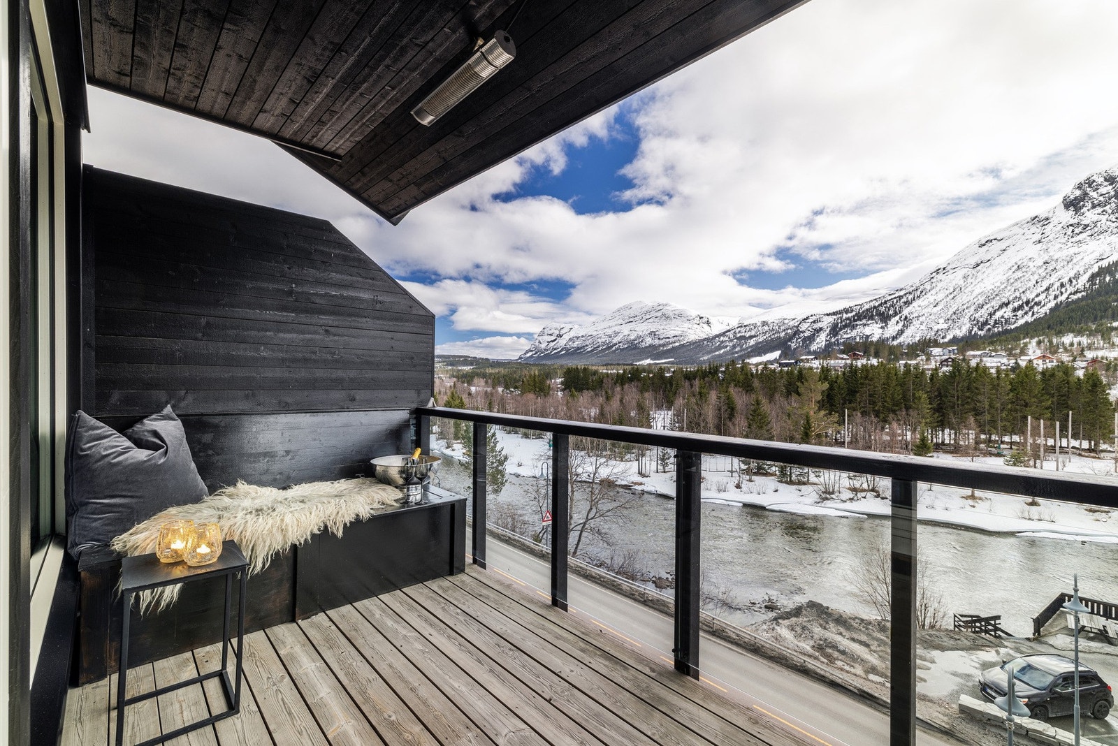 Nydelig panoramautsikt mot fjellene. Galleribilde