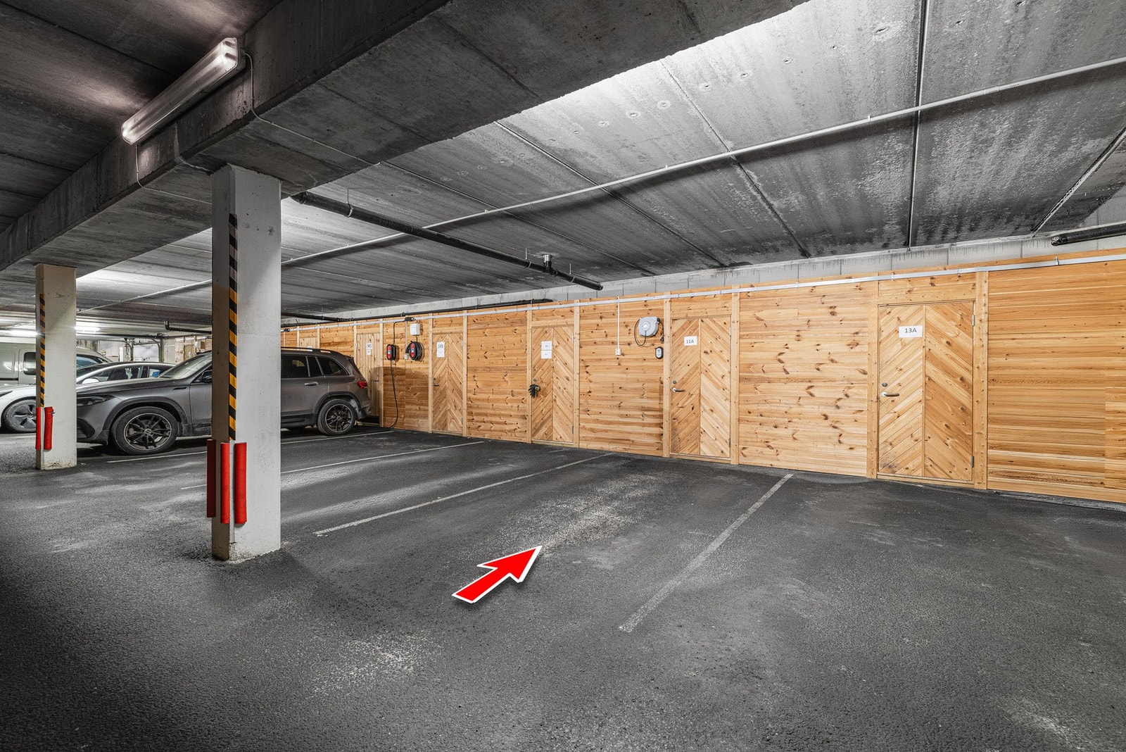 Parkeringsplass med sportsbod i bakkant. Galleribilde