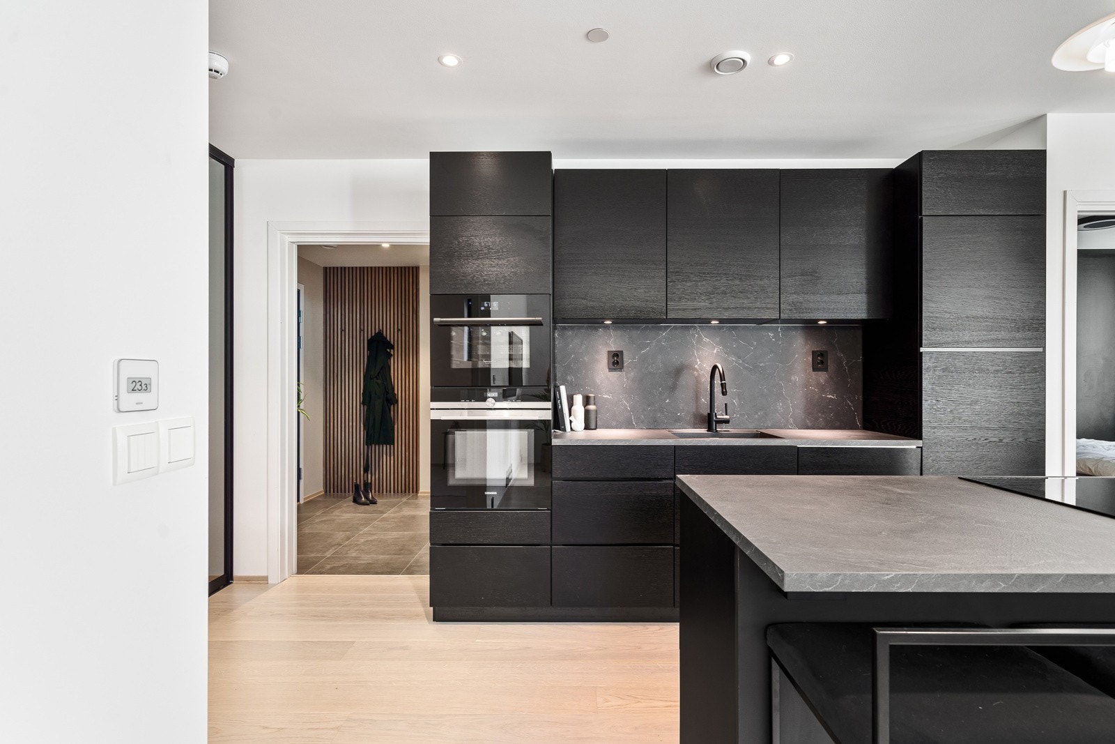 Leiligheten har gjennomgående høy standard og elegante detaljer, med en moderne åpen stue-kjøkken løsning.