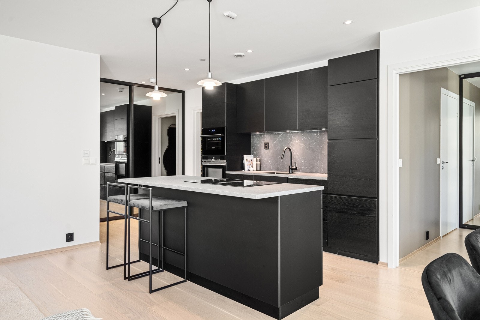 Den praktiske kjøkkenøya sikrer ekstra arbeidsplass på kjøkkenbenk, samt den perfekte plassen for å nyte morgenkaffen!