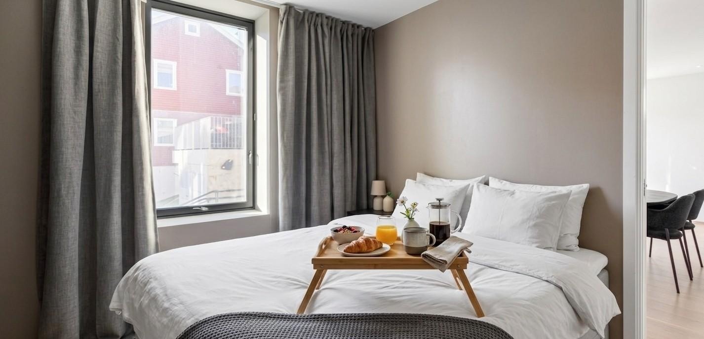 Behagelige fargevalg og innsatt en praktisk skyvedørsgarderobe.