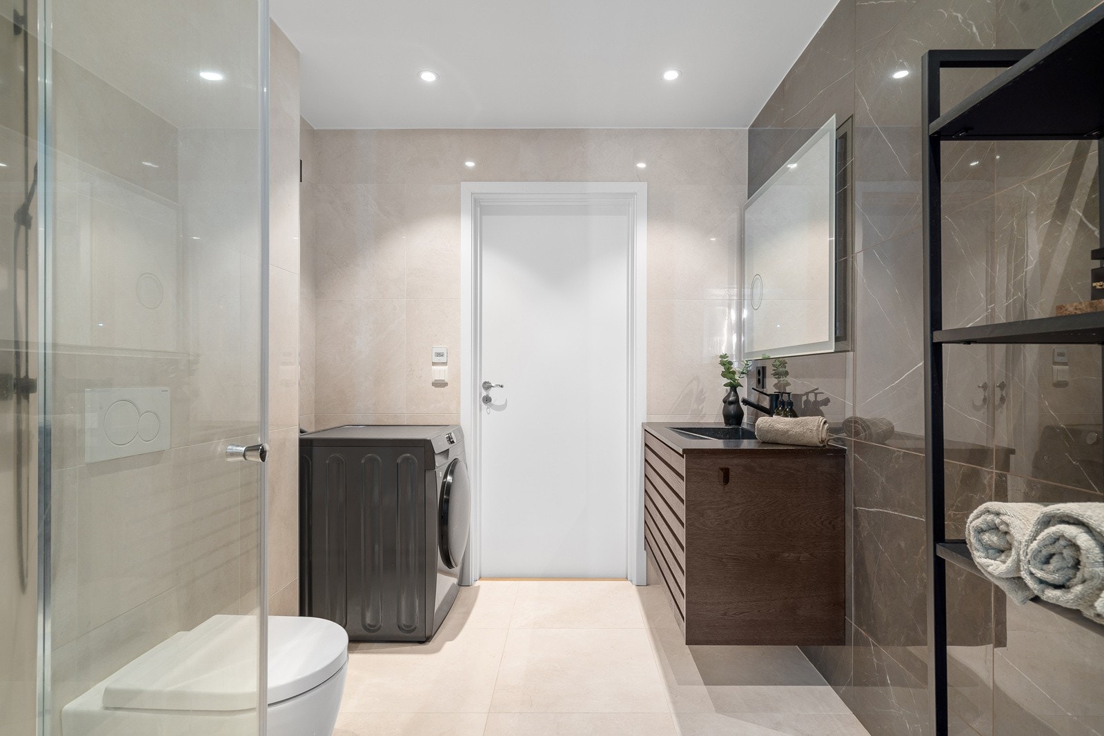 Badet har lekre tilvalg som 60x60 fliser i Stone Marfil og brun marmor, samt keramiske mosaikkfliser i dusj.