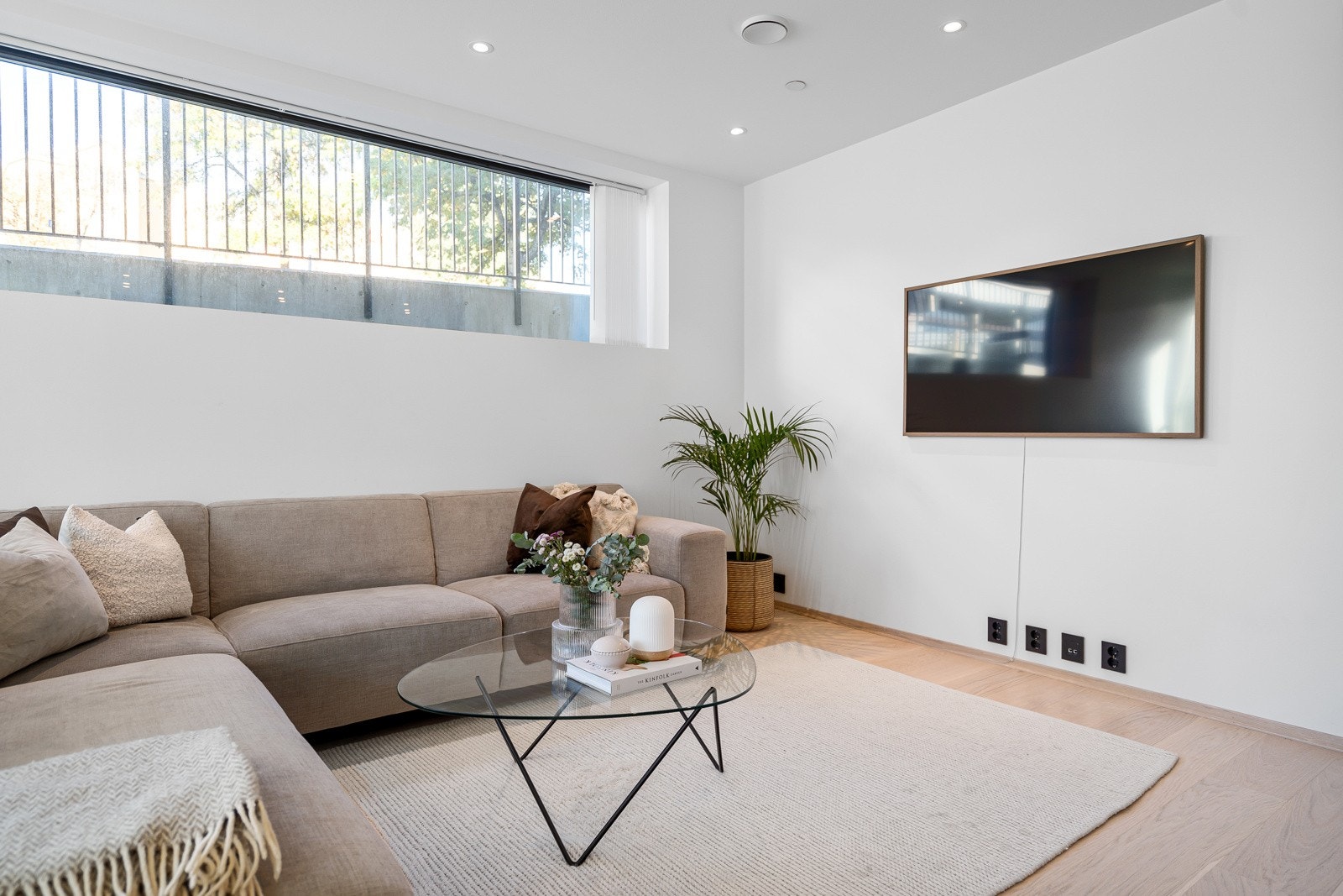 Stuen byr på god plass til både sofagruppe og spisebord, perfekt for sosiale sammenkomster.