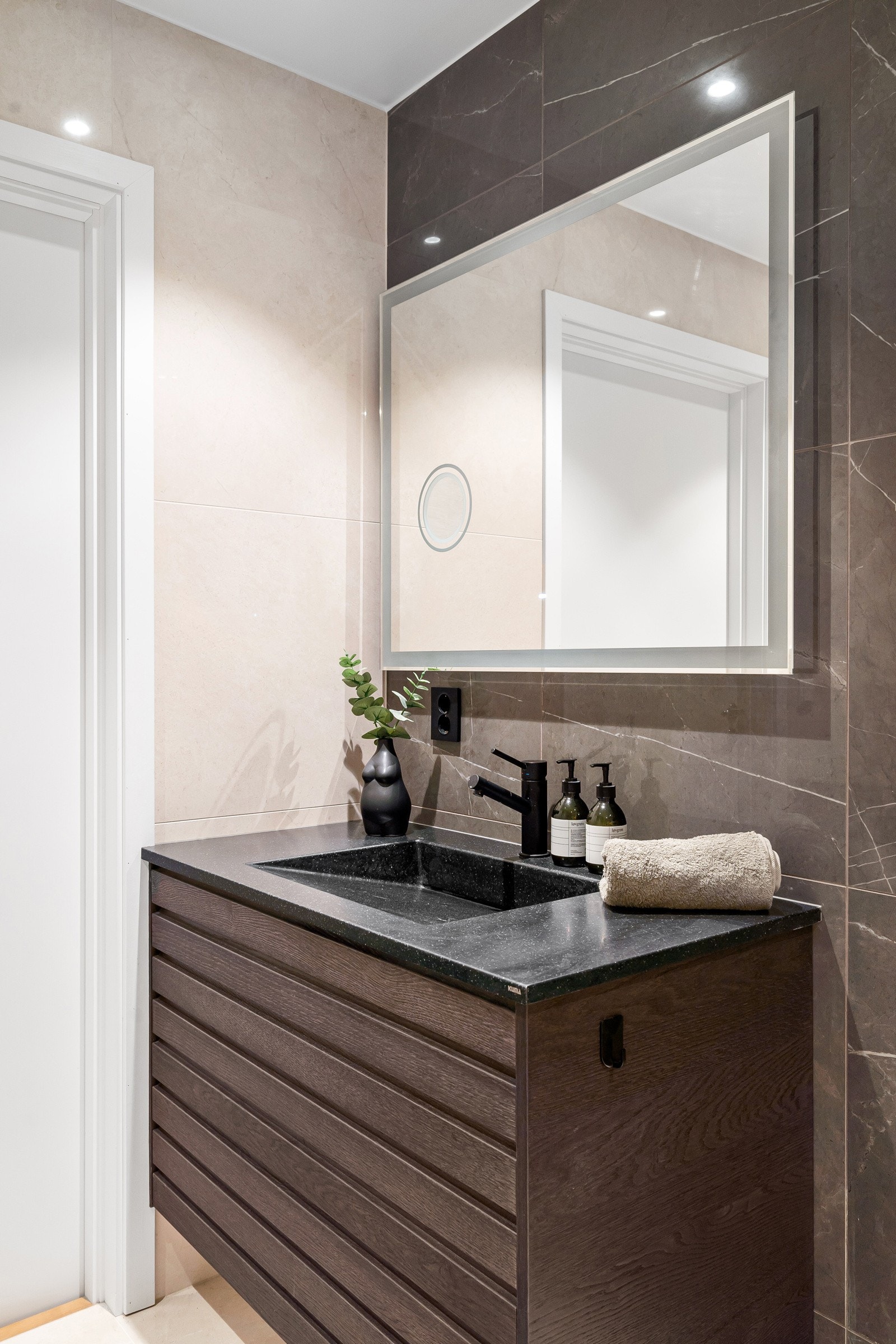 Pen baderomsinnredning med mørke eikedetaljer - Her har du rikelig med oppbevaringsplass!