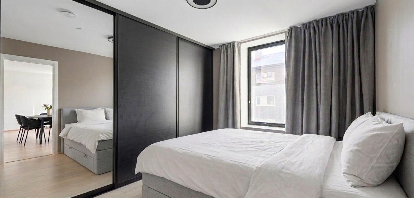 Innbydende hovedsoverom som tilbyr god plass til dobbeltseng med tilhørende møblement.