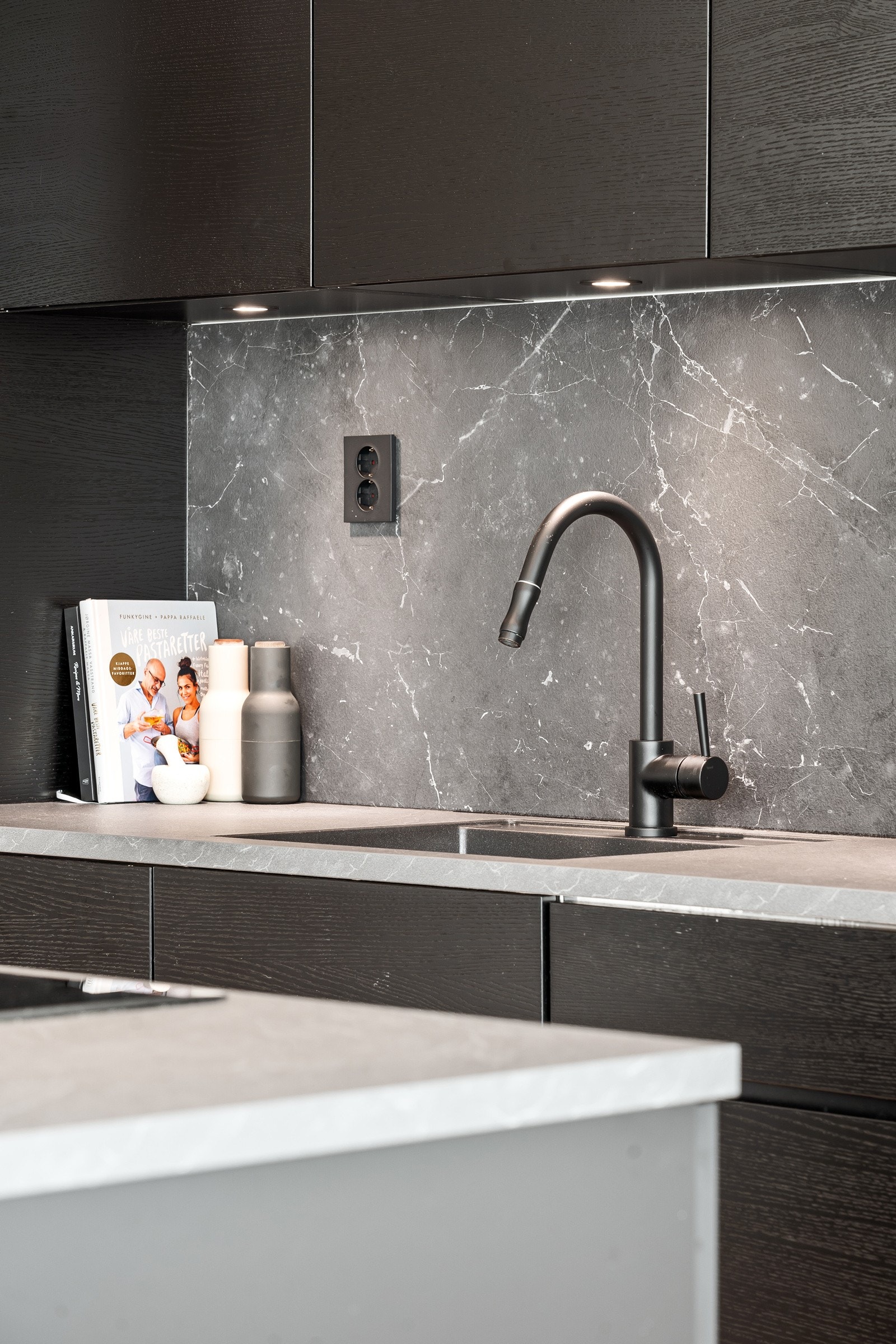 Kjøkkenet har pene detaljer og integrert kjøl/frys, oppvaskmaskin, induksjonstopp og mikro. Hvitevarer er påkostet og er av høy kvalitet.