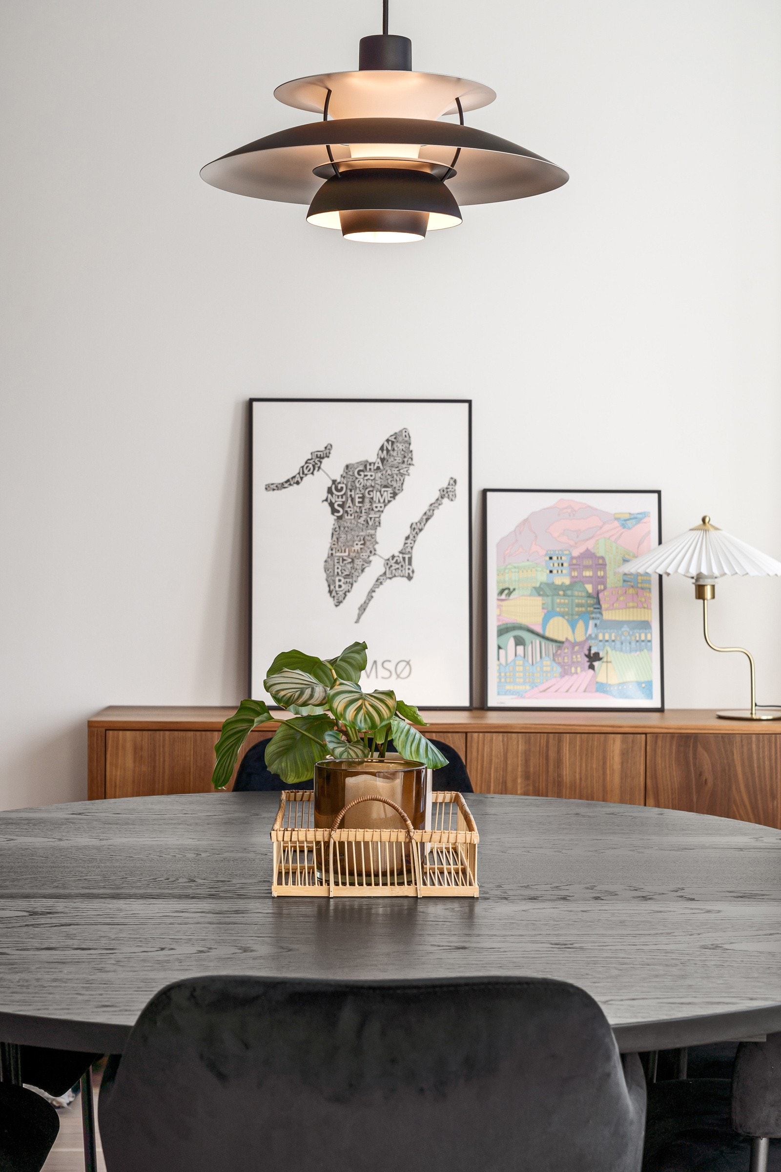 Takhøyden og de store vinduene gir rommet et luftig og eksklusivt uttrykk