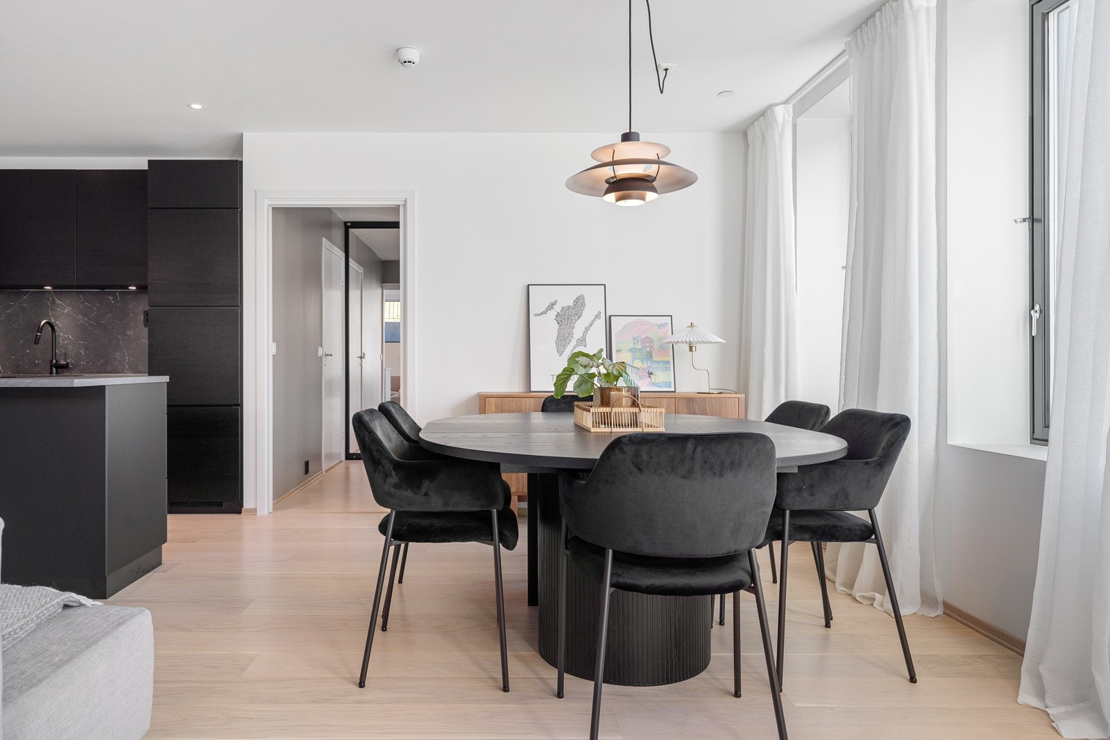 Spisestua er strategisk plassert utenfor kjøkkenet og fungerer som et naturlig bindeledd mellom stue og kjøkken.