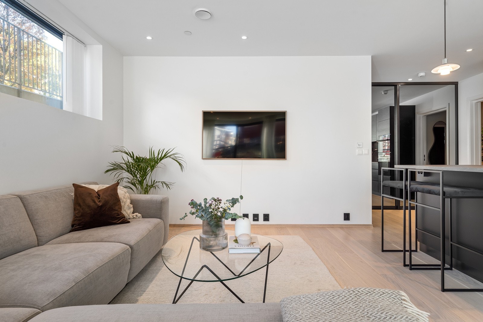 Stuen er hjemmets naturlige samlingspunkt, med plass til både hverdag og fest.