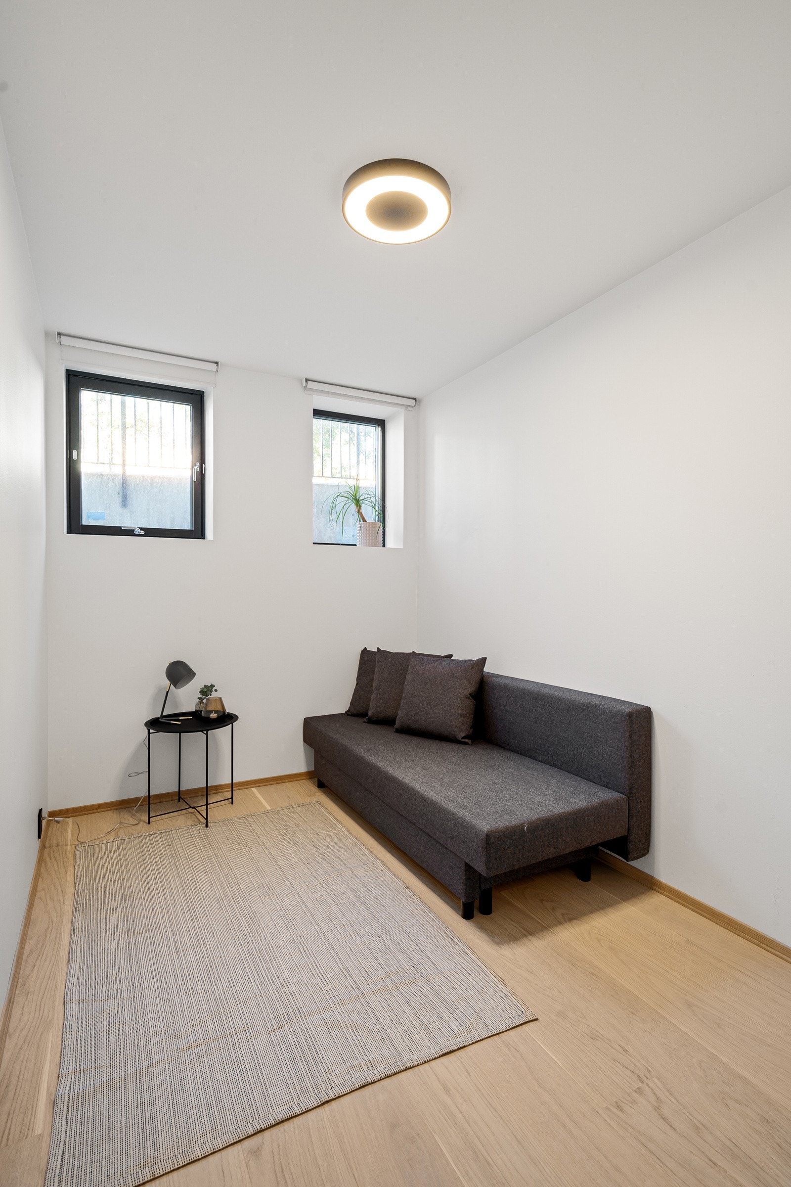 Leilighetens soverom 2 kan enkelt innredes som gjesterom eller kontor etter eget ønske.