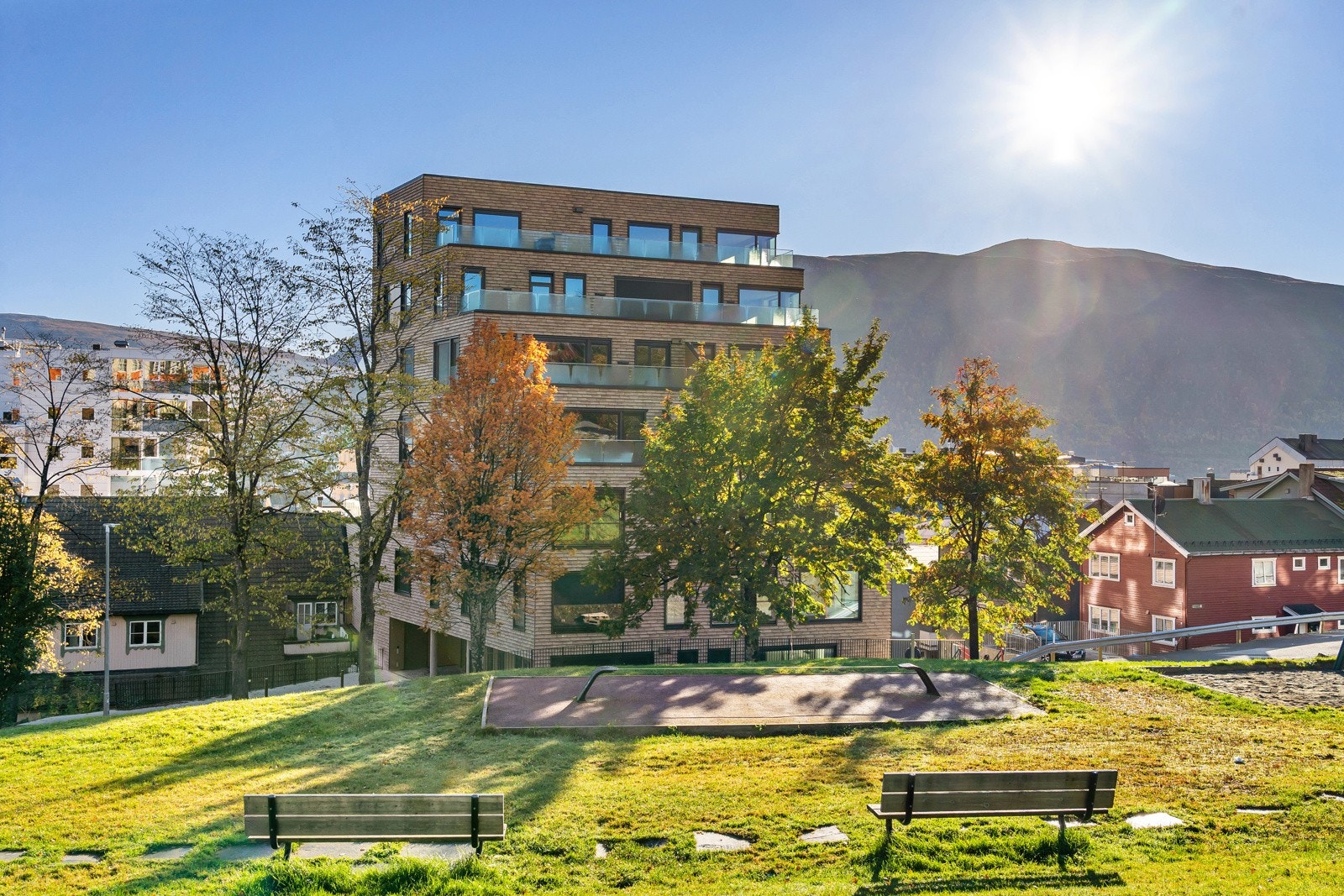 Leiligheten ligger i umiddelbar nærhet til sentrum, samtidig som du har gangavstand til flotte turområder som Prestvannet og lysløypa!
