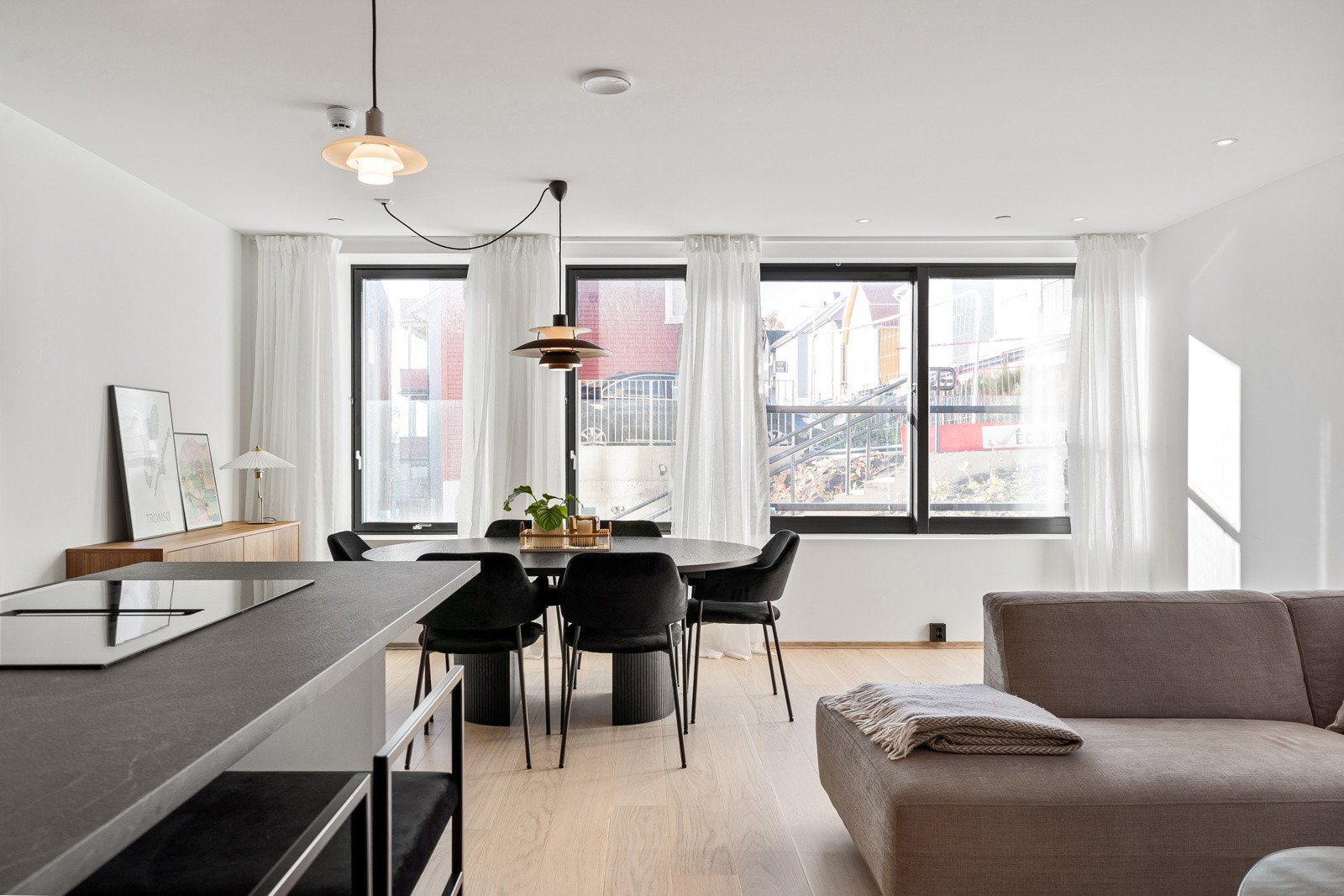 Leiligheten er gjennomlys og innbydende med høy, moderne boligstandard.