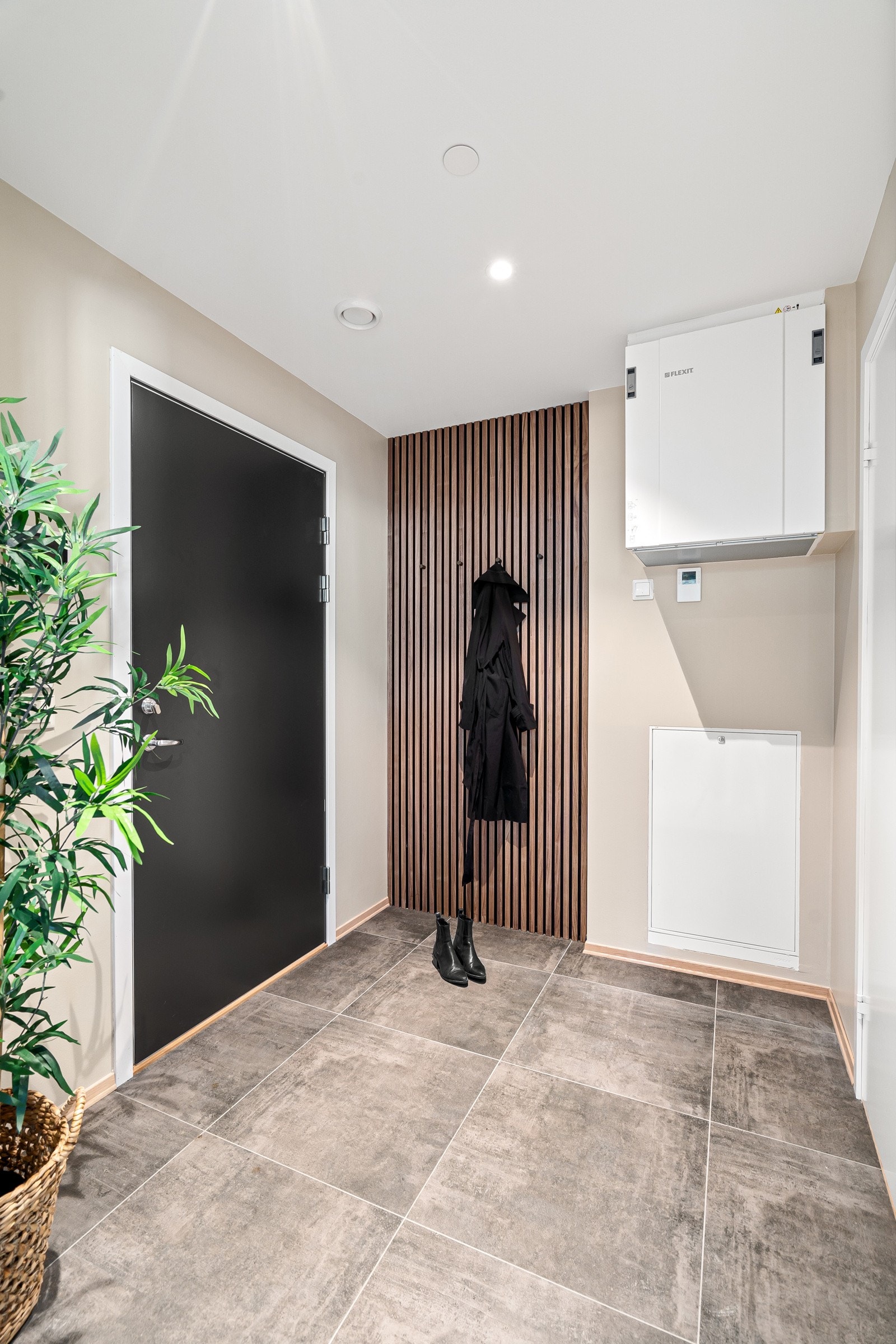 Velkommen inn! Romslig inngangsparti med god plass til å henge fra seg yttertøyet.