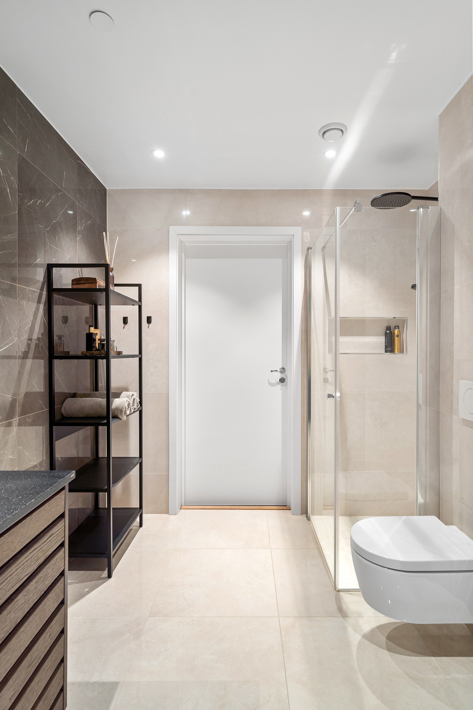 Badet er utstyrt med både praktiske og estetiske løsninger, som opplegg til vaskemaskin - Perfekt for en hektisk hverdag