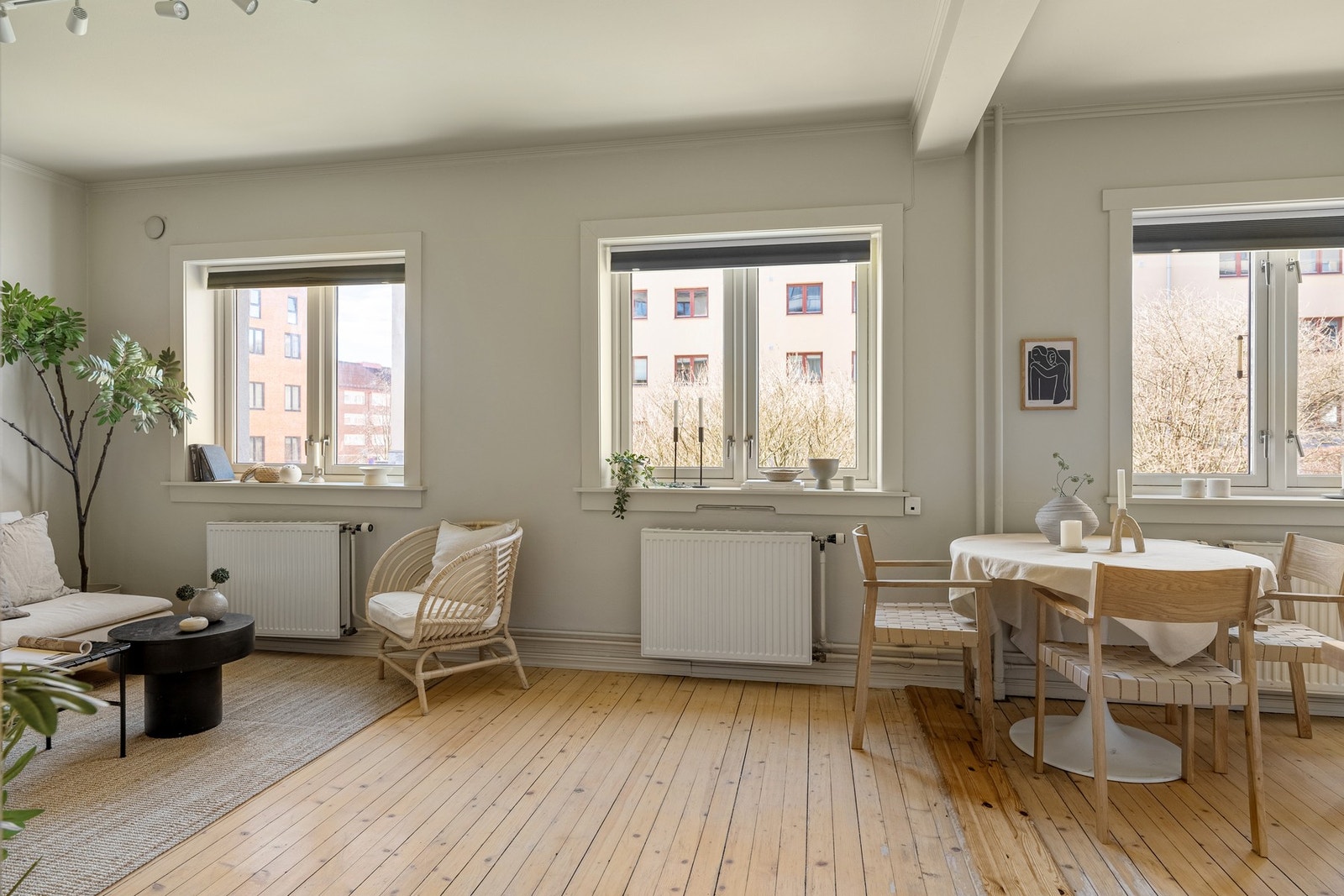 Romslig stue med god plass til både sofa og spisebord. Galleribilde