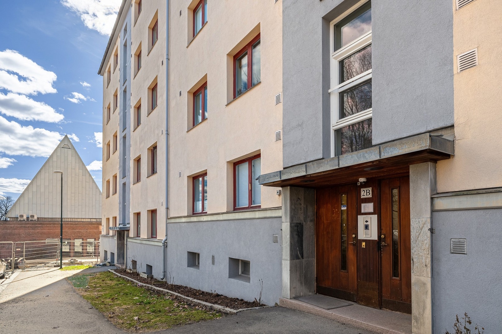 Tilbaketrukket beliggende i rolig sidegate. Galleribilde