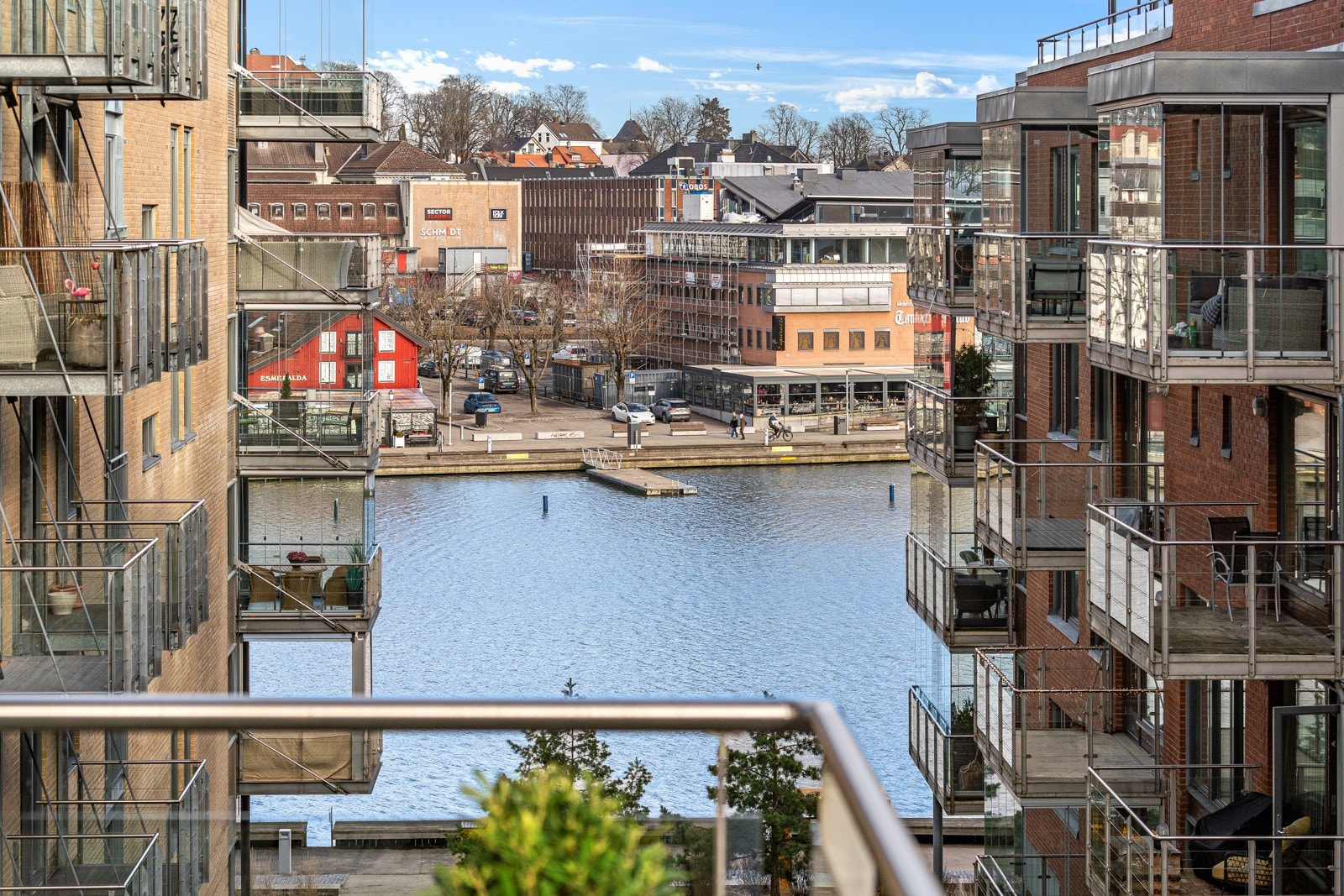 Utsikt til kanalen fra skjermet uteplass Galleribilde