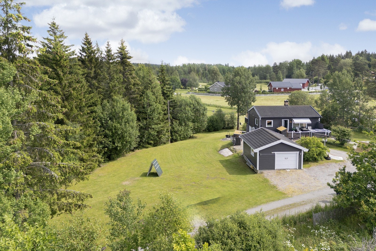 Det er kort vei til lekeplass, skøytebane, svømmehall og et flott idrettsanlegg med fotballbaner og idrettshall Galleribilde