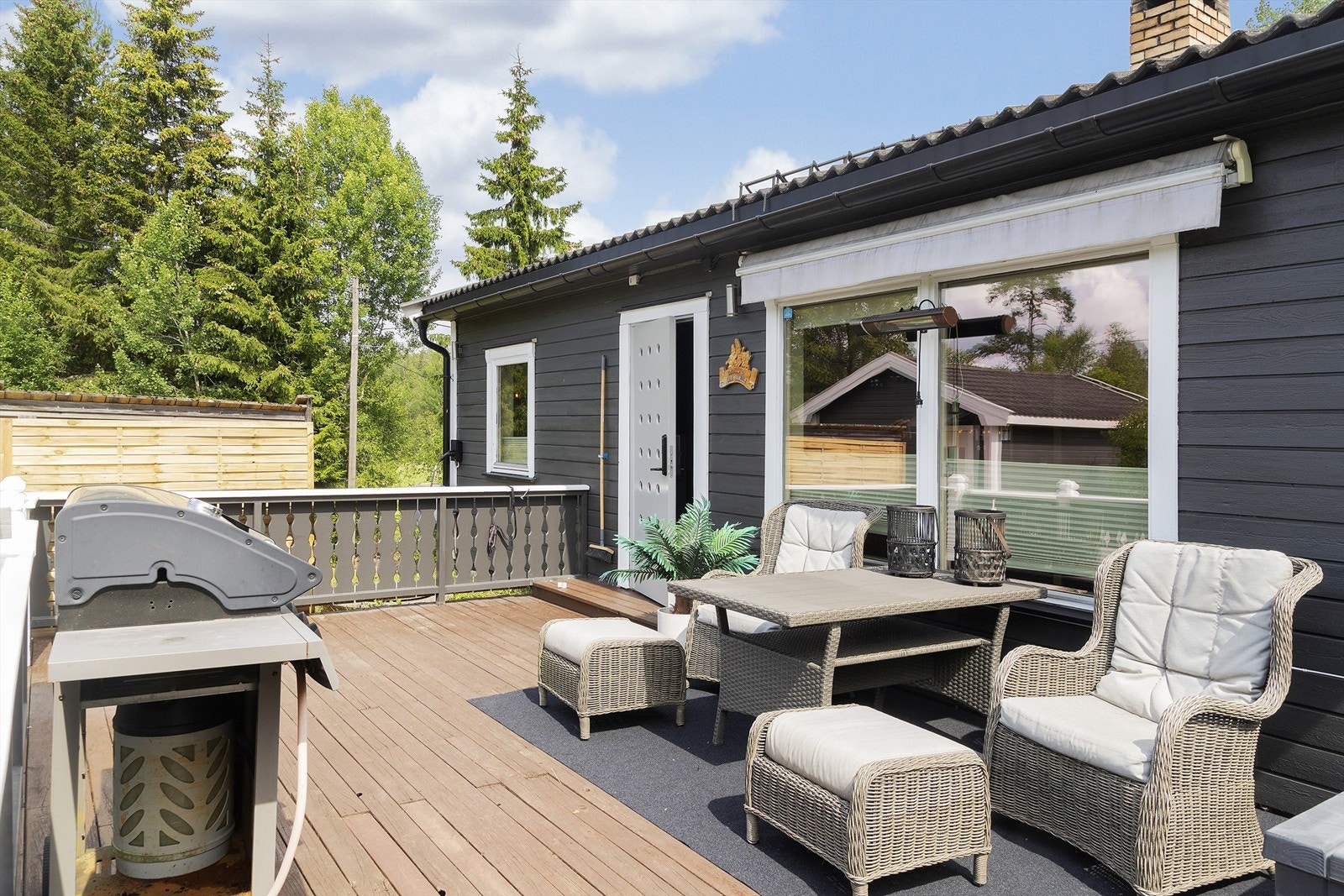 Vestvendt terrasse med markise Galleribilde