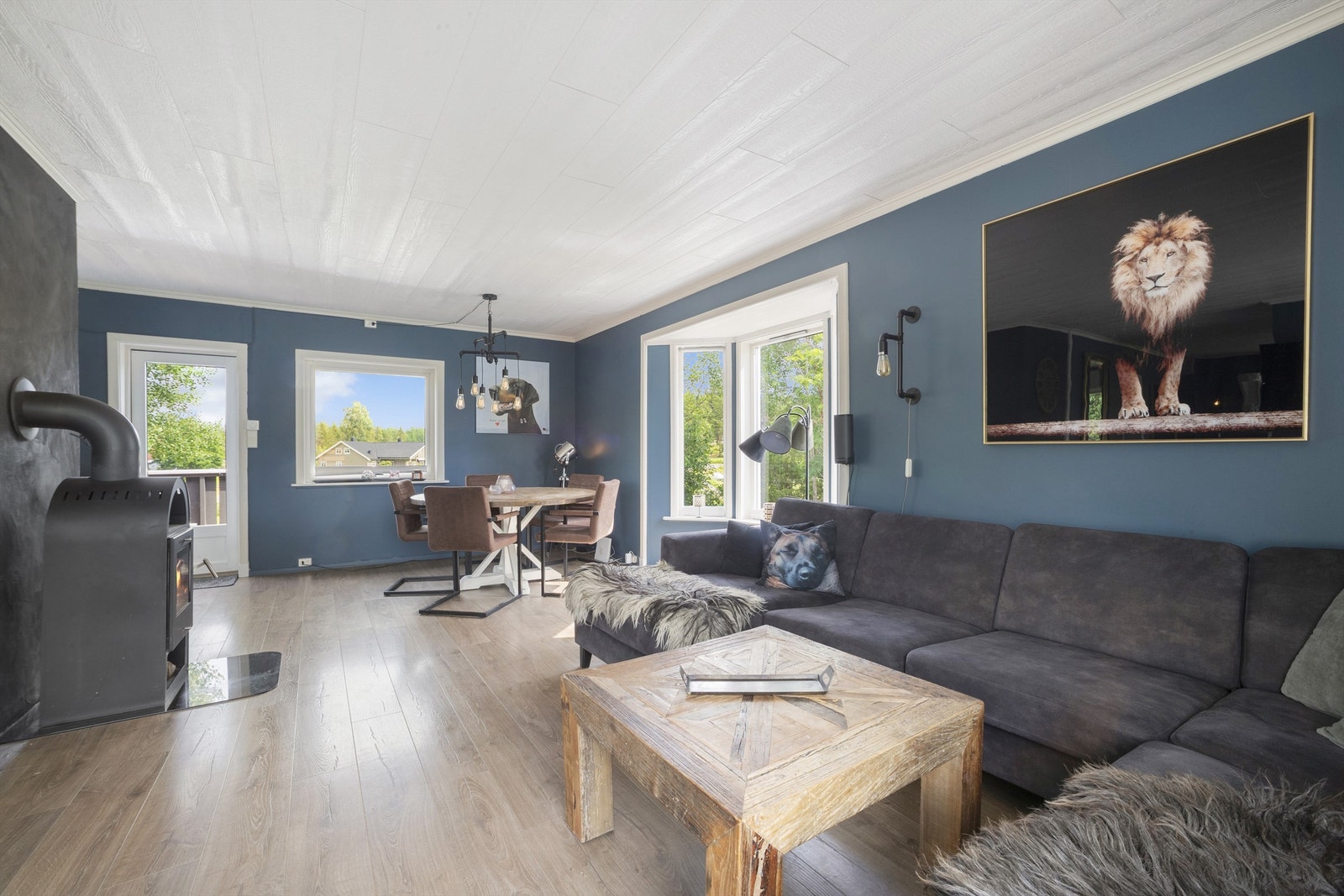 Stuen er romslig og har laminat på gulv, malte glatte veggflater og himling med malte takplater Galleribilde