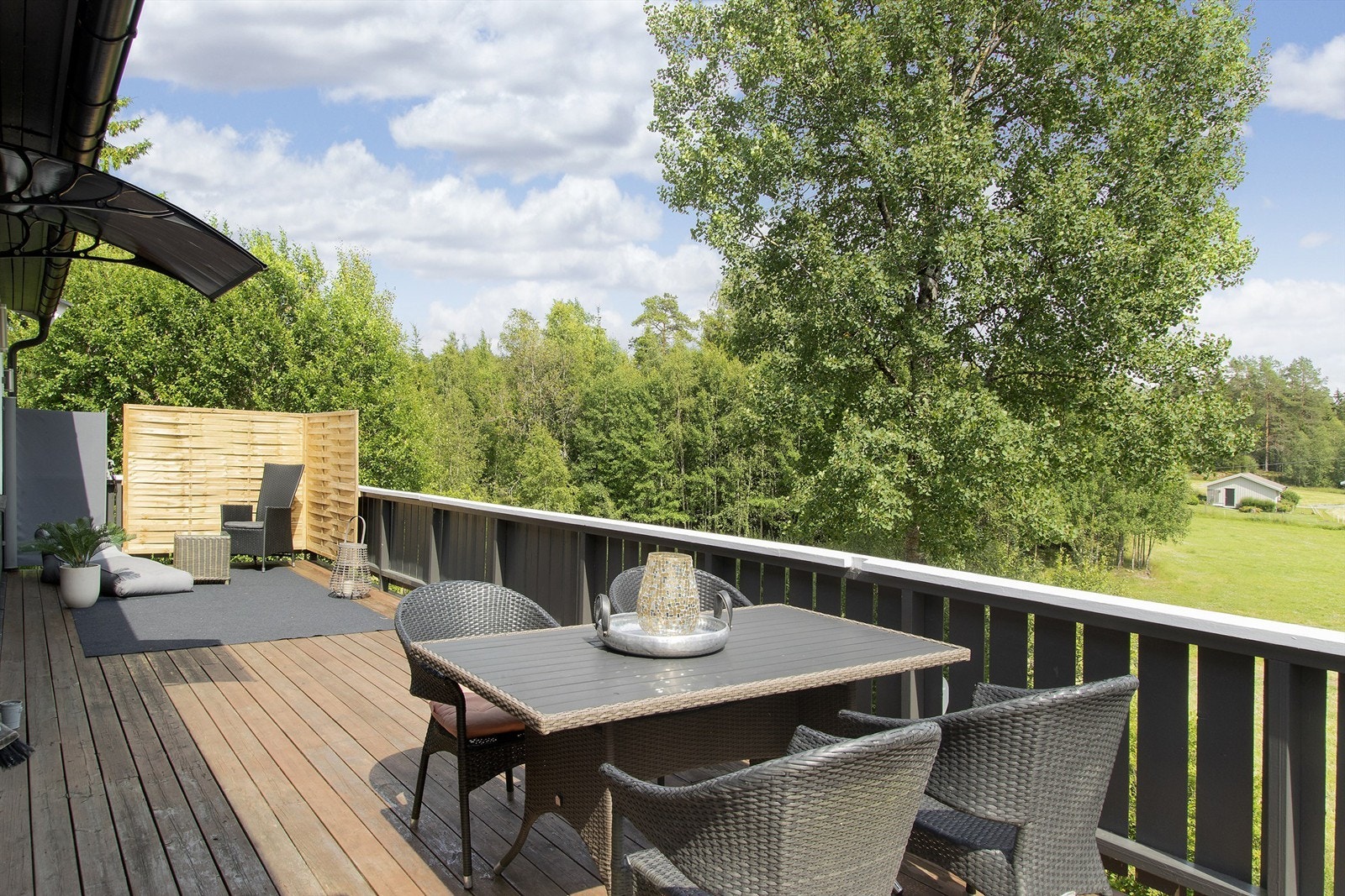 Romslig terrasse med markise Galleribilde
