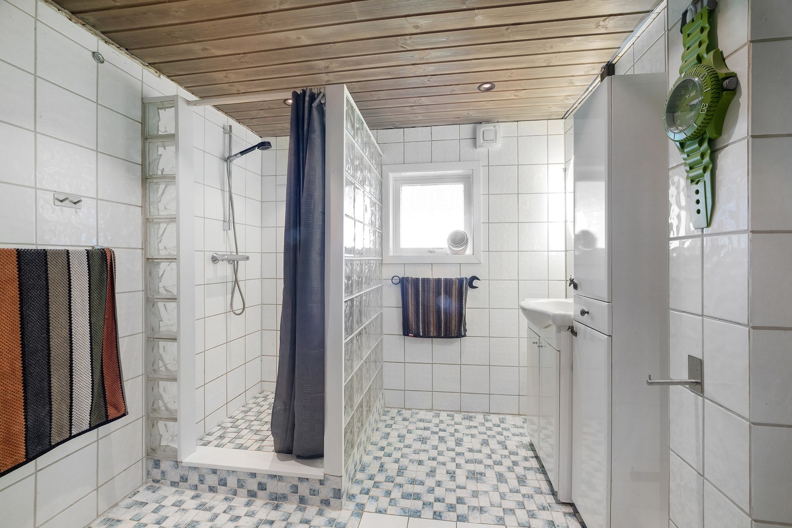 Det er lagt nytt tak, montert nye lamper, speil og strøm på badet i kjelleretasjen, etter sotbrann. Utført i 2025 Galleribilde