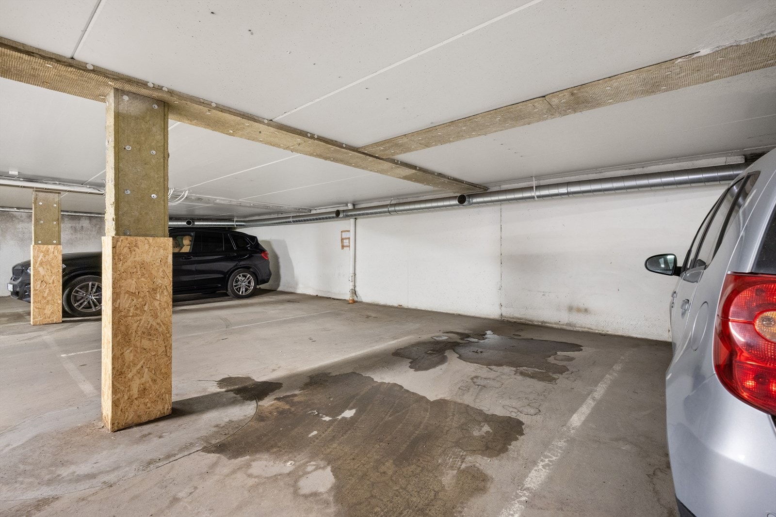 Det medfølger en garasjeplass. Garasjen er oppgradert med nye søyler og injisert betong i senere år. Galleribilde