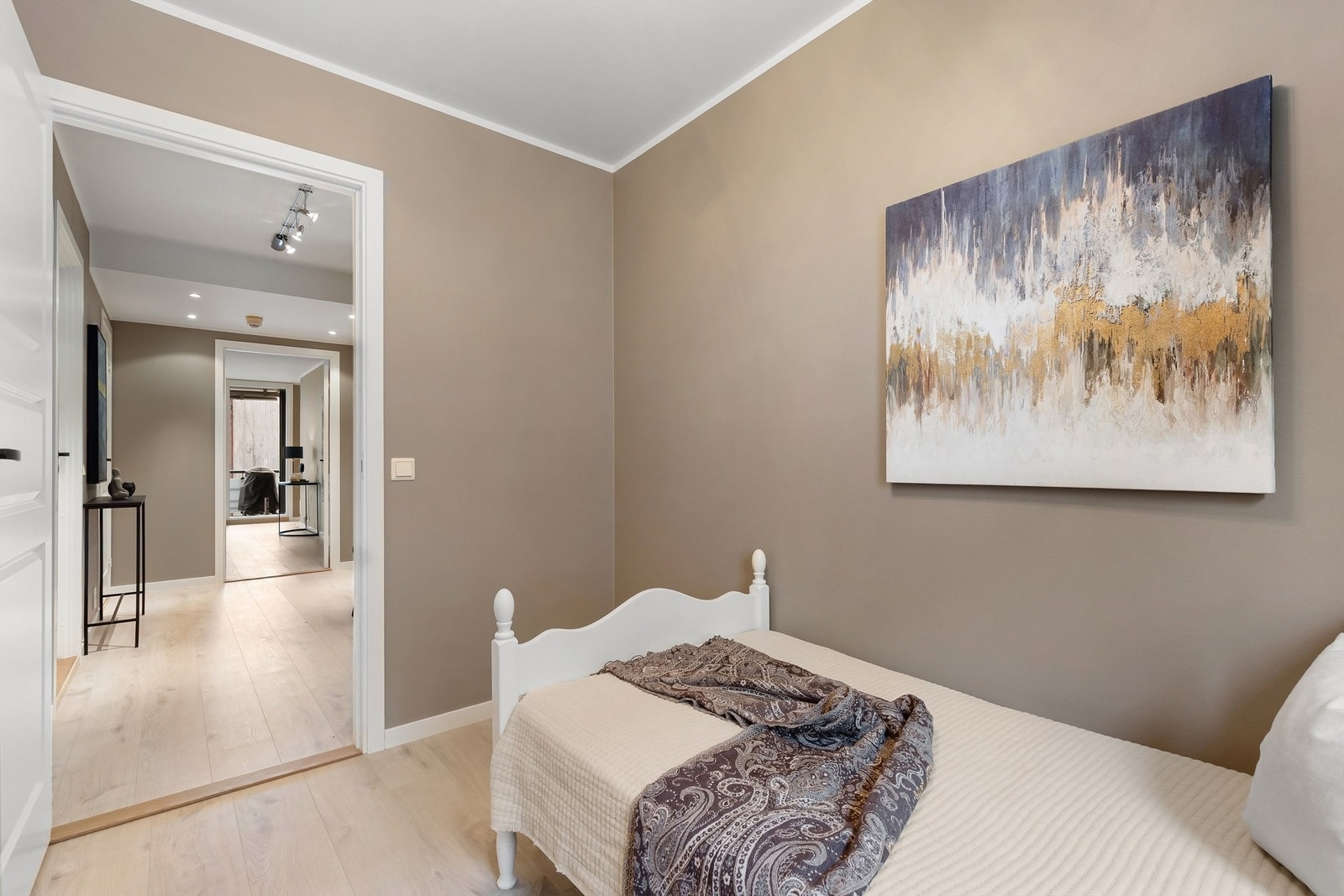 Rommet ligger adskilt fra stuen, i leilighetens private sone. Galleribilde