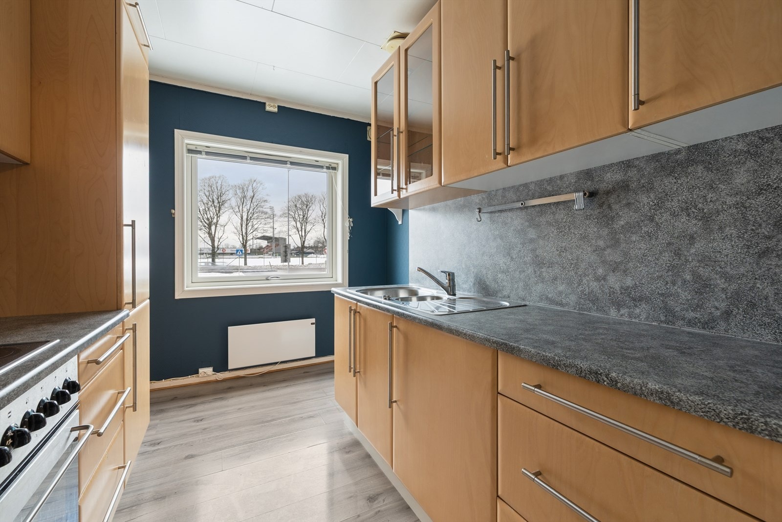 Fra entréen kommer du inn til boligens kjøkken, som ligger i eget rom adskilt fra stuen. Galleribilde