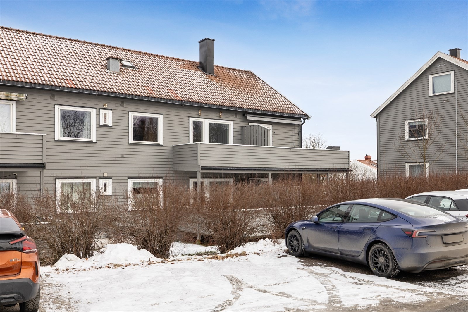 Parkering gjøres enkelt rett utenfor bygget. Galleribilde