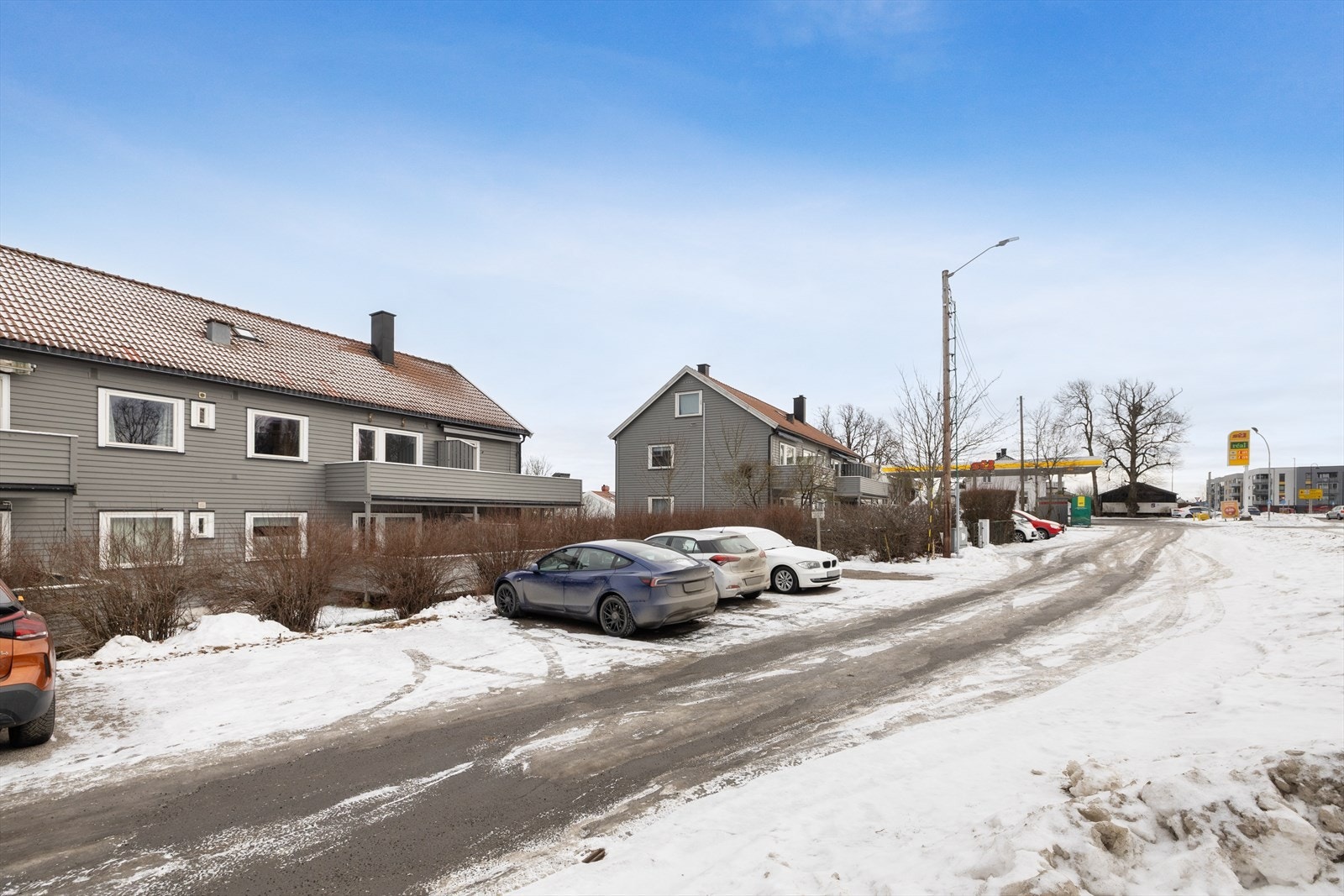 Parkering gjøres like utenfor bygget. Galleribilde