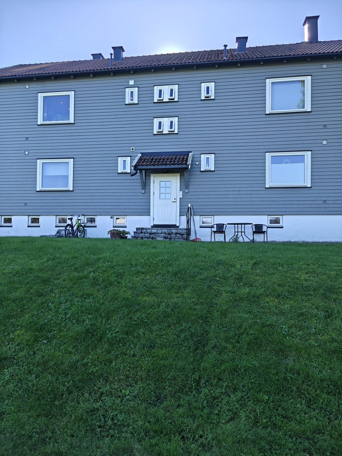 Selgers private bilde. Bak bygget finner du en stor gressplen. Inngang via felles trappeoppgang. Galleribilde