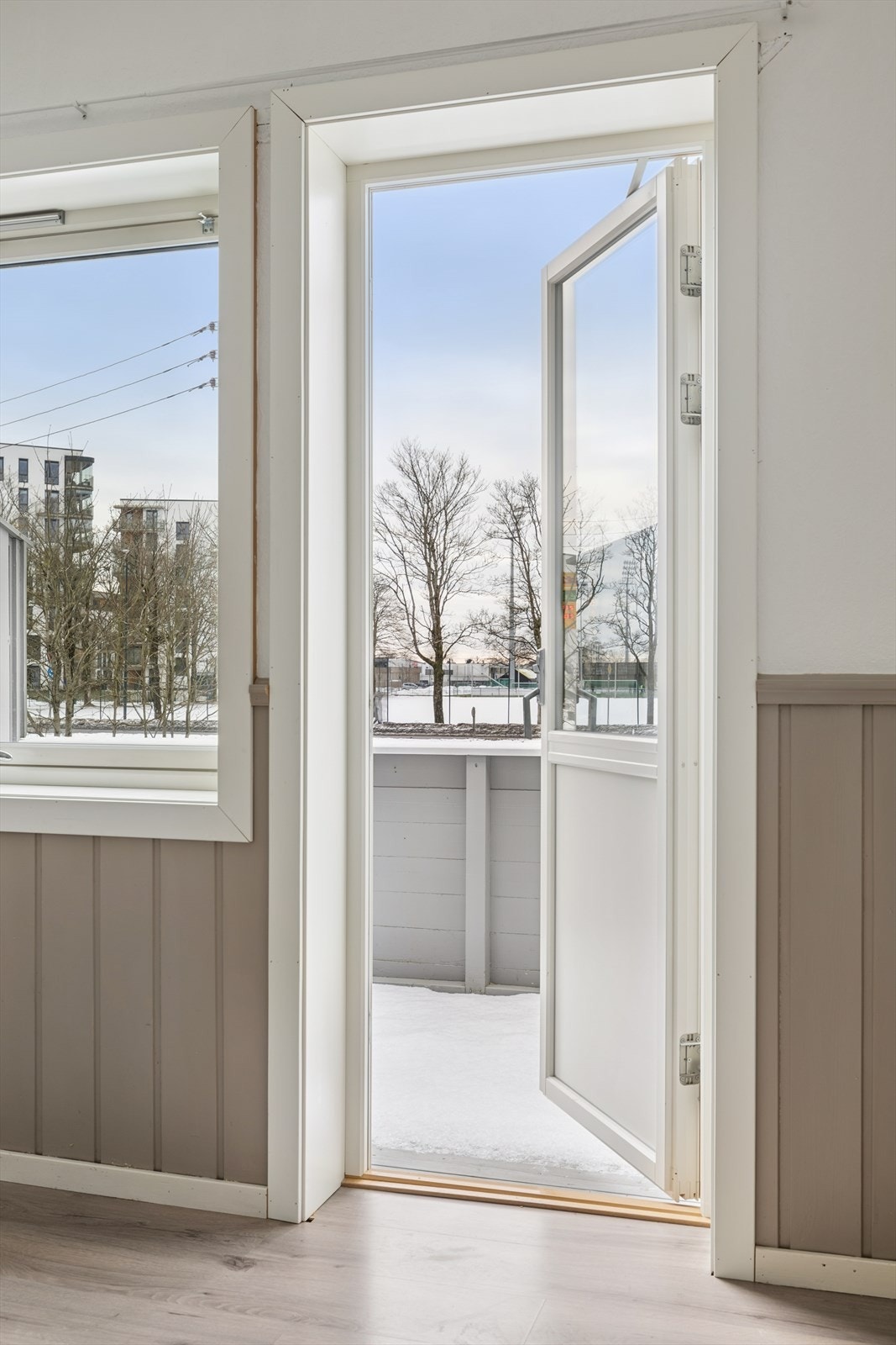Fra stuen har du utgang til balkong på ca 8kvm. Galleribilde