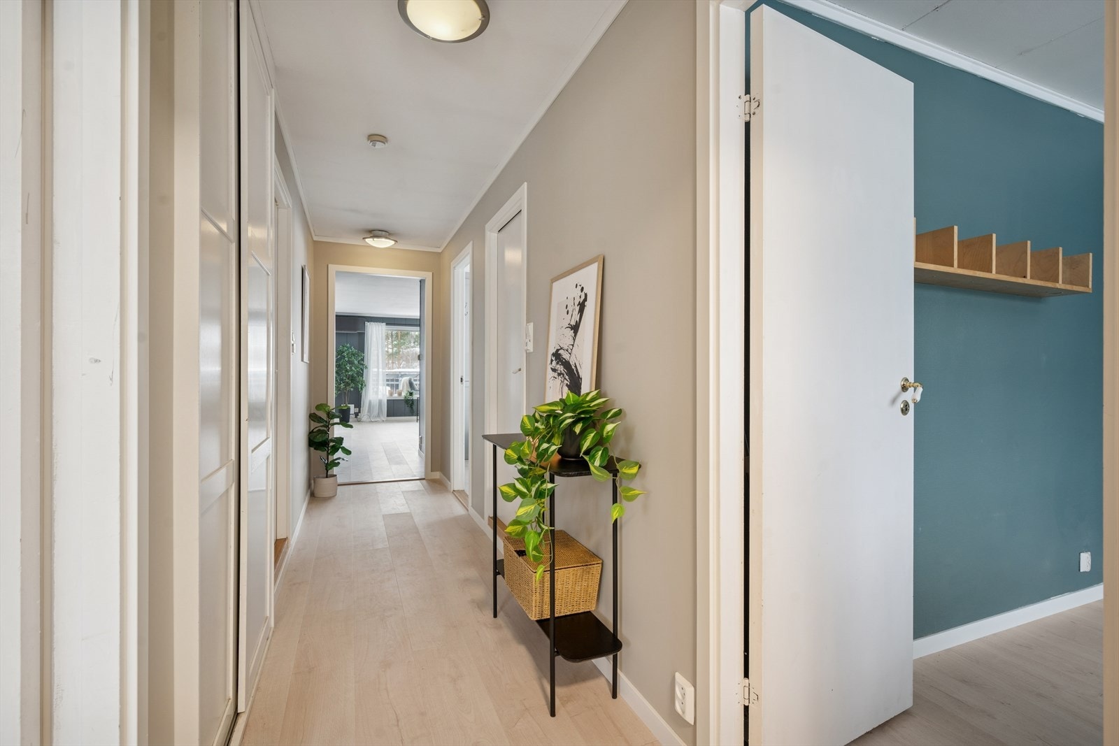 Velkommen inn - lys og praktisk entré med plass til å sette fra seg sko og yttertøy. Galleribilde