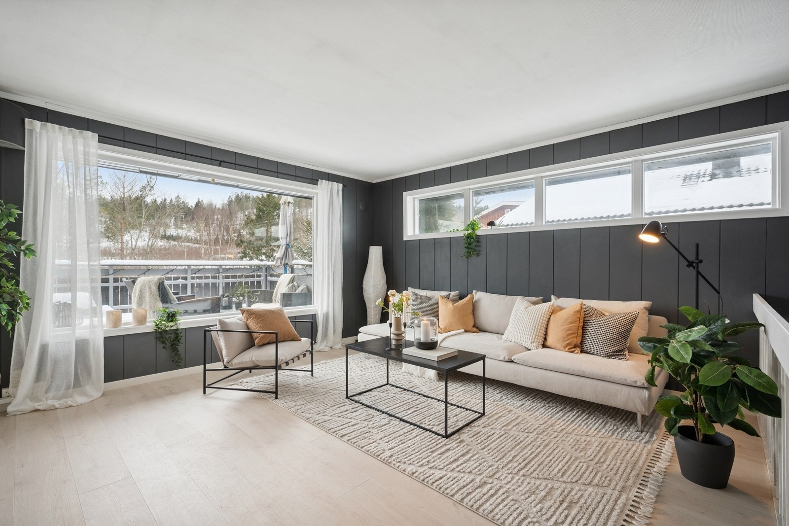 Store vindusflater slipper inn godt med naturlig lys og bidrar til en lys og luftig romfølelse. Galleribilde