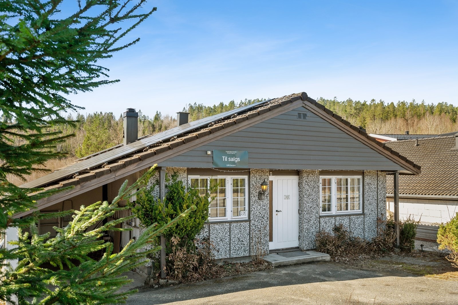 Rikelig med parkering i carport og i gårdsplass Galleribilde