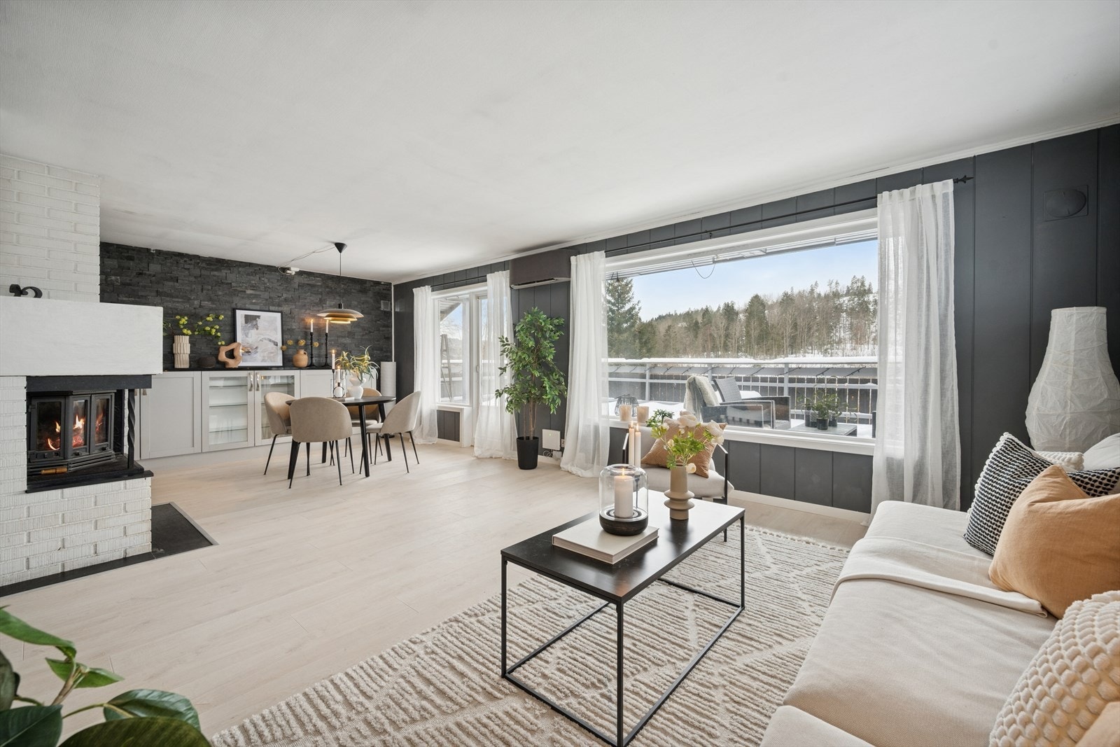 Stuen er lys og romslig, med svært gode møbleringsmuligheter. Galleribilde