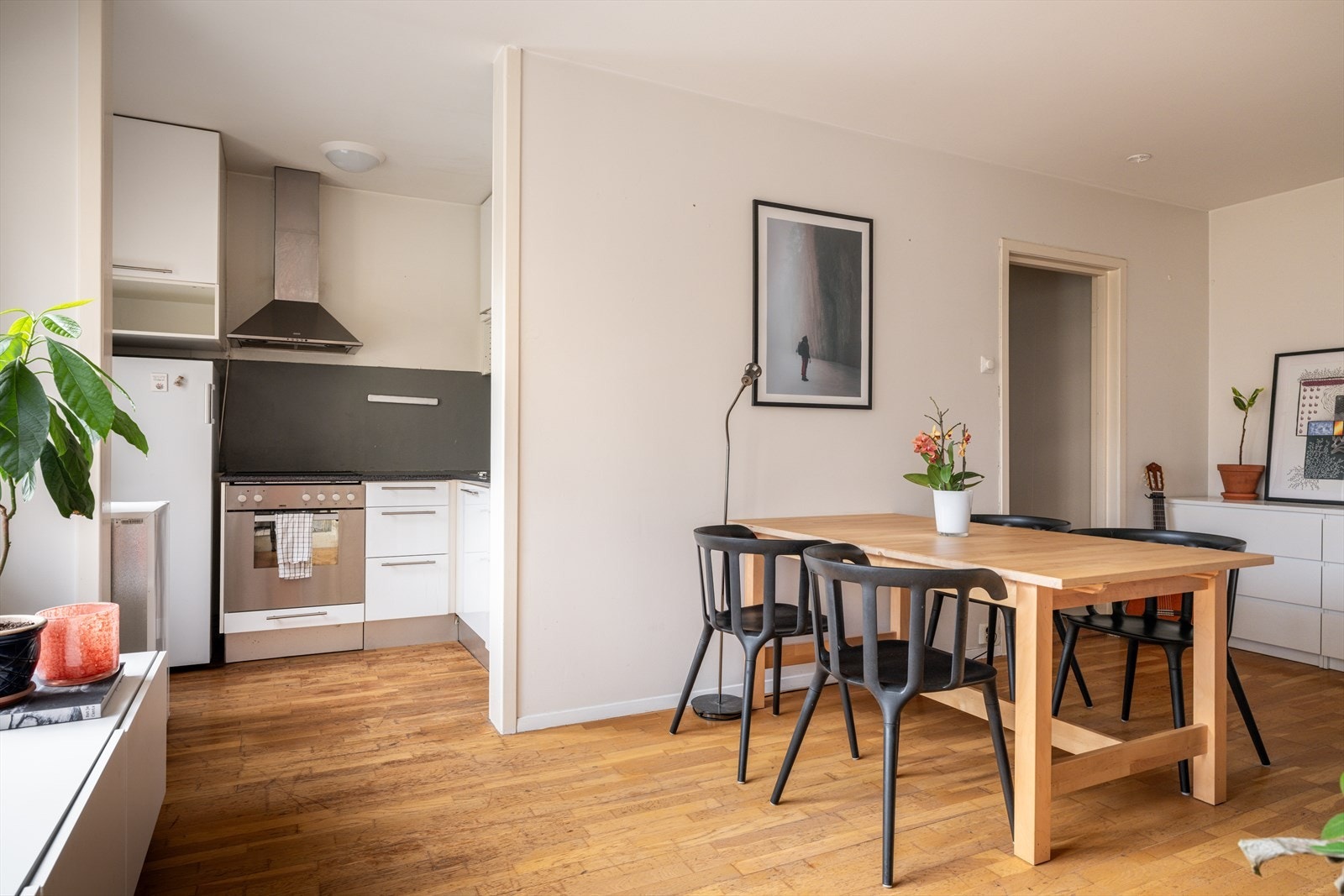 Det er god plass til å invitere til en hyggelig middag rundt spisebordet. Galleribilde