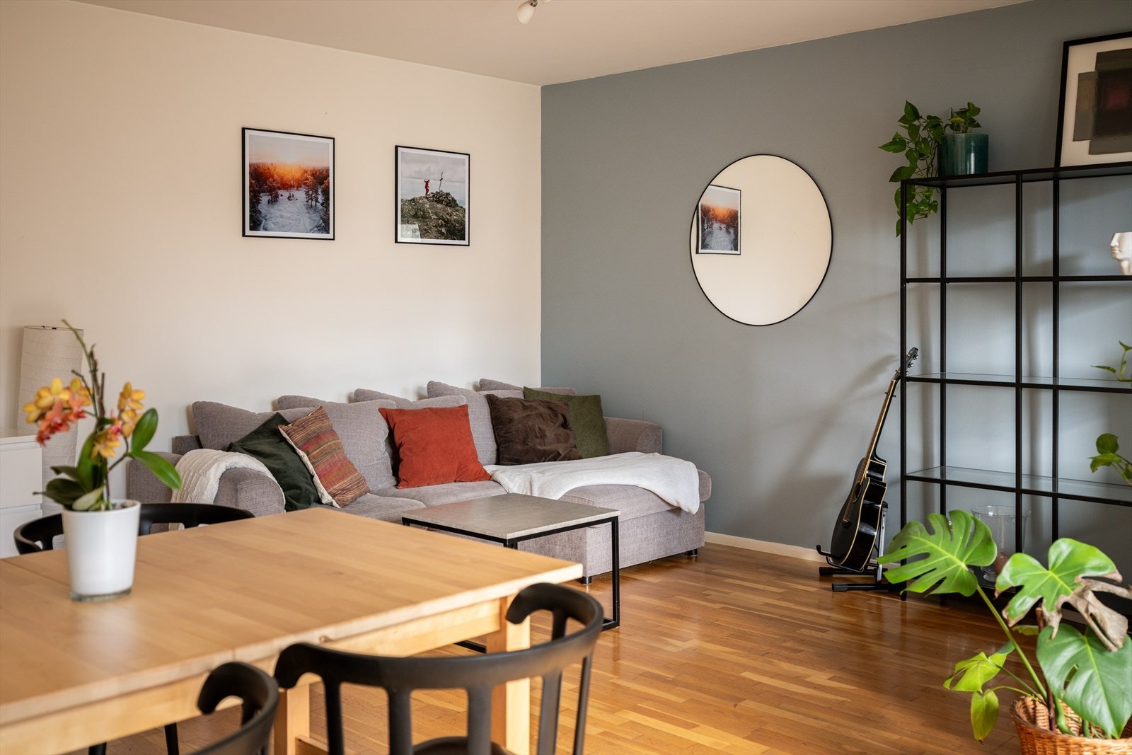 Stuen har en fin planløsning med god plass til spisebord, sofa og tv-møbler. Galleribilde